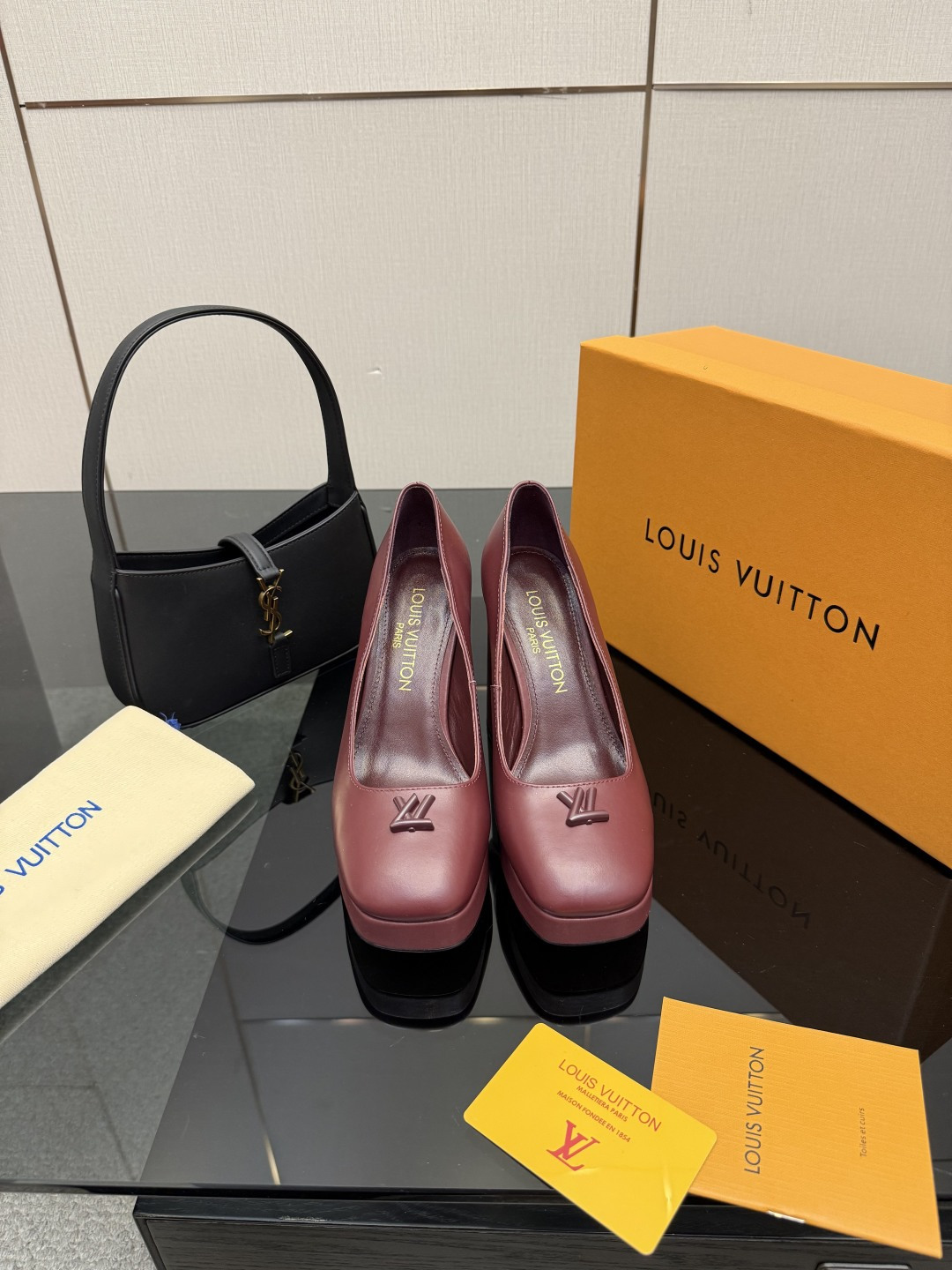 NO:629533,LOUIS VUITTON 2025 early spring new model, top version, original development, second-hand vintage vintage water platform shoes, the counter features the latest square-toe sandals/single shoes, new hard goods, purchasing agent level!  Full of high-end feel!  A popular model among bloggers at home and abroad, it is retro, fashionable and looks great on your feet!  The official website’s main recommendation★ Original LV cowhide upper, imported goatskin lining, original Italian leather outsole, heel height 11cm, water platform 2cm, size 35-39 (40, 41 customization is not returnable), high heels, louis vuitton, louis vuitton, louis vuitton, sandals, high heels, cowhide, sheepskin, Leather soles19860909LOUIS VUITTON驴牌 2025早春新款 顶级版本 原版开发 中古Vintage后空水台鞋 专柜主打最新款 方头凉鞋/单鞋硬货上新 代购级别！高级感十足！国内外博主刷爆的一款,复古又时髦上脚美炸了！官网主推款★ 鞋面原版LV牛皮 内里进口山羊皮里 大底原版意大利真皮大底 跟高跟高11cm水台2cm 码数35-39（40、41定制不退换）,高跟鞋单鞋,louis vuitton,louis vuitton,louis vuitton,sandals,high heels,cowhide,sheepskin,Leather soles,Women's Shoes