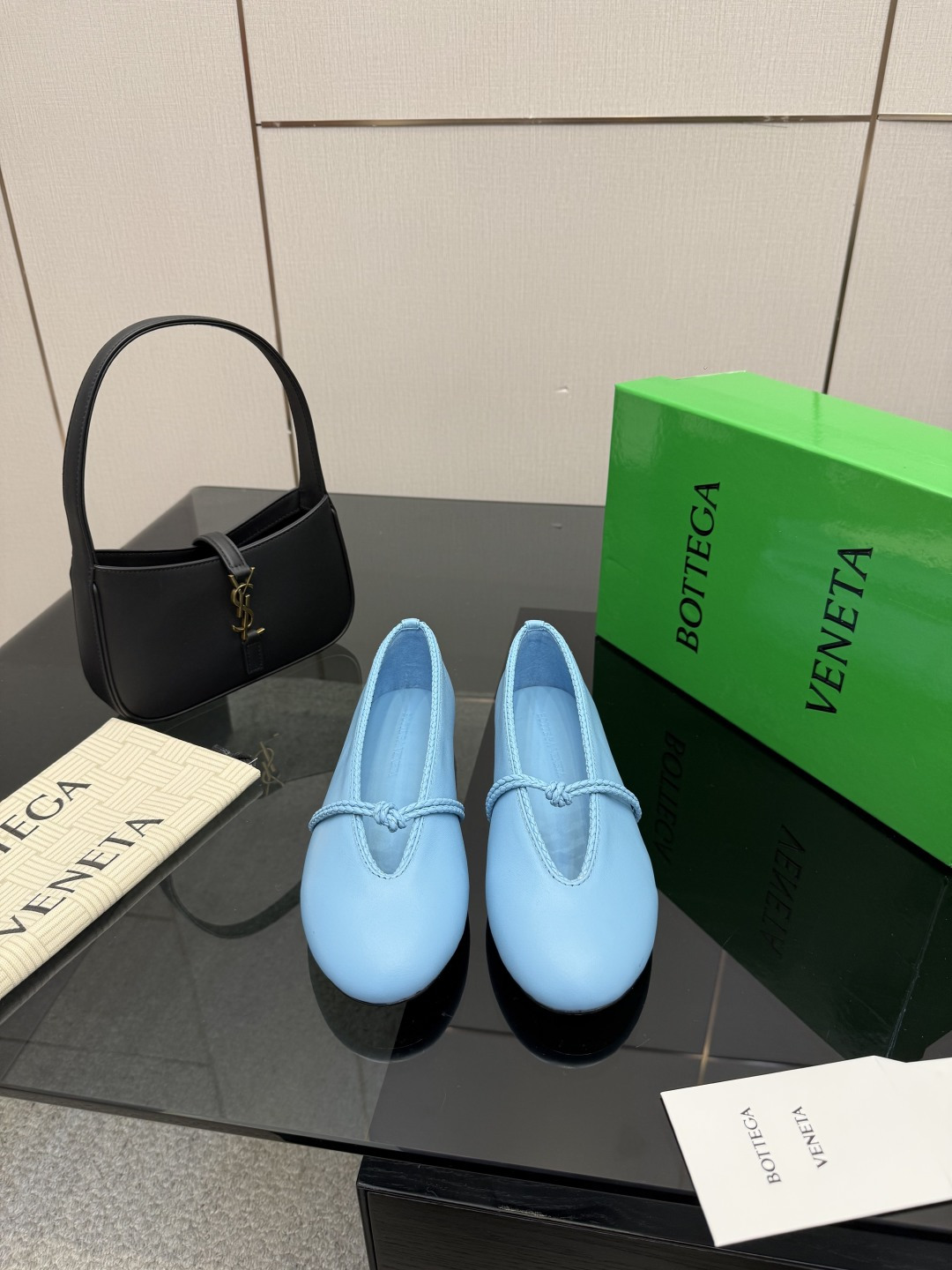 NO:630722,BV Rosa ballet shoes off-white, lambskin, round leather lace, inlaid collar, single shoe series, flat design, soft and comfortable, built-in feet, cloud-like comfort, hand-woven lace, inlaid collar, super soft and comfortable, this classic model is simply BV’s latest ceiling, colorful and versatile, millimeter strips, inlaid collar, hand-woven, high-end and comfortable, the fabric is made of high-quality lambskin, hand-woven, the foot-padded sheepskin lining is comfortable and high-end  The outsole uses Italian genuine leather outsole & injection molded rubber technology. Uses light dyeing technology to match the standard. Use original packaging. The shoe bag uses rubber logo printing technology. The most high-end in the market. Hot melt glue is used to shape the toe and heel. It is easy to rebound and does not deform. The upper stitching uses Italian computer sewing machine. Fine workmanship. Use original packaging. Treat customers sincerely. 35 36 37 38 39 40 41 42 (40 41)  42 customized),ballet shoes,bottega veneta,sheepskin,Leather soles19860909BV Rosa 芭蕾舞鞋 米白色 小羊皮 圆皮花边 镶嵌鞋口 单鞋系列 平底设计 柔软舒适 内置垫脚 云朵般舒适 手工编织花边 镶嵌鞋口 超级柔软舒适 这款经典款 简直bv最新天花板啦 彩色百搭  毫米抽条 鞋口镶嵌  手工编织而成 高档舒适 面料选用优质小羊皮 手工编织而成  垫脚羊皮内里舒适高端 大底选用意大利真皮大底&注塑橡胶工艺 运用轻染工艺 对标对版 选用原版包装 鞋子布袋采用印胶logo工艺 市场最高端 采用热熔胶定型鞋头 后跟 易回弹不变形  鞋面车线选用意大利电脑针车 做工精细 选用原版包装 真心对待客人 35 36 37 38 39 40 41 42 （40 41 42 定制）,芭蕾舞鞋,bottega veneta,sheepskin,Leather soles,Women's Shoes