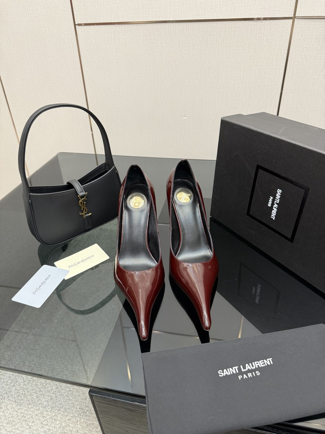 NO:630719,YSL Yves Saint Laurent SS2025 new high-heeled shoes. Catwalk-style high-heeled shoes with pointed toes and high-heeled shoes. How can you miss a pair of fairy shoes in the light summer? Match them with various small skirts. They don’t care about the shape of your feet at all. The transparent sparkling diamonds show a phantom under the light. It’s so beautiful that the whiteness of the upper feet makes people look up!  The delicate crystal chain embellishes the delicate lines of the ankle, releasing infinite ∞O elegance. Explore more high-heeled shoes!  Fabric patent leather outsole Genuine leather outsole Size 35-42 (customized for 40, 41, 42) Heel height 10.5cm, high-heeled shoes, saint laurent, saint laurent, high heels, skirts, Leather soles19860909YSL 圣罗兰SS2025高跟新品 走秀款高跟鞋尖头高跟淡淡的夏日里怎么少得了一双仙女鞋各种小裙子搭配起来 完全不挑脚型哦通透的闪钻在光线的照耀下呈现幻彩真的美的过分 上脚显白的让人上头！细巧水晶链饰点亮脚踝纤雅线条释放无限∞O优雅魅力 探索更多臻选高跟鞋！ 面料漆皮 大底真皮大底 码数35-42（40、41、42定制） 跟高10.5cm,高跟鞋单鞋,saint laurent,saint laurent,high heels,skirts,Leather soles,Women's Shoes