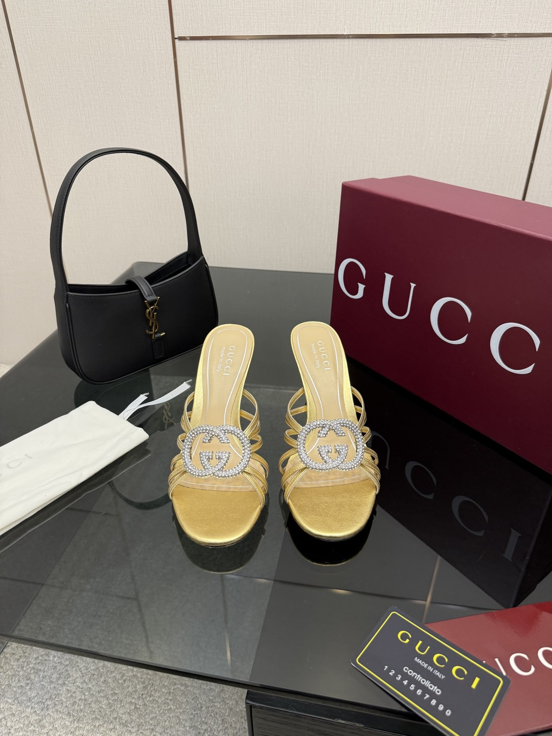 NO:630716,GUCC*25S new product for spring and summer. Double G rhinestone slippers. The fabric is made of calf patent leather. The lining is made of sheepskin. Italian imported cowhide outsole. Size 35-39 (40/41/42 customized), high-heeled shoes, gucci, high heels, slippers, cowhide, sheepskin.19860909GUCC*25S春夏新品 双G水钻拖鞋 面料采用小牛漆皮 内里踮脚均为羊皮 意大利进口牛皮大底 码数35-39（40/41/42定制）,高跟鞋拖鞋,gucci,high heels,slippers,cowhide,sheepskin,Women's Shoes