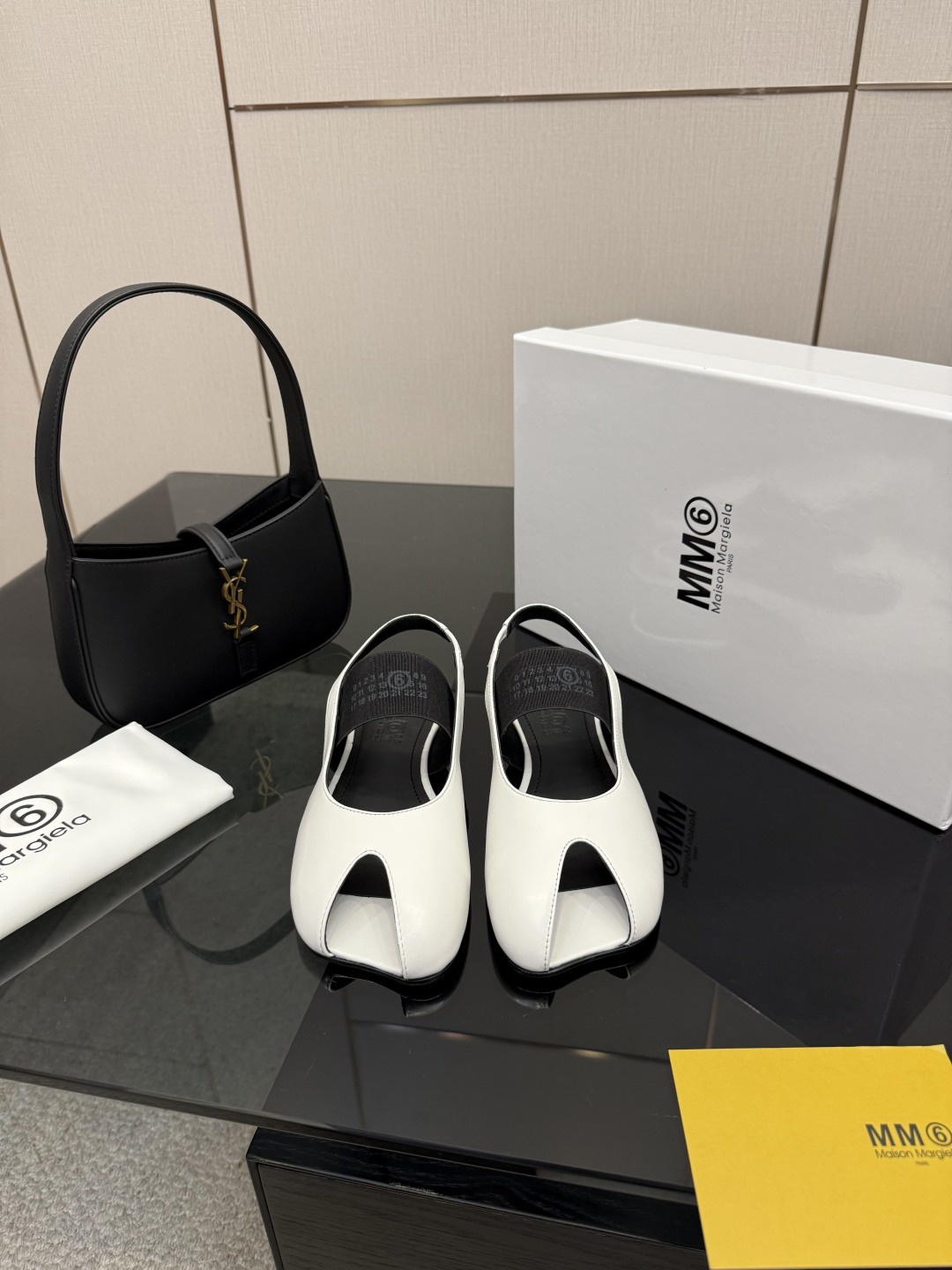 NO:646845,MaisonMargiela｜MM6 Margiela letter elastic band Mary Jane shoes use avant-garde deconstructed aesthetics to reshape retro classics and integrate the brand's iconic creative genes into the shoes to interpret a fashionable posture with both retro charm and futuristic feel. The letter elastic band as the finishing touch on the shoe body is not only a clever display of brand recognition, but also flexible and elastic to adapt to different foot types, giving a casual and relaxed feeling when it is easy to put on and take off. The classic round toe design weakens the sharpness.  This pair of Mary Jane shoes breaks the boundaries of style. It can be salty or sweet and adapts to various scenes. Pair it with a retro plaid skirt and a knitted cardigan to unlock the nimbleness and cuteness of the college style. Collide with straight suit pants and simple shirts to interpret the capable elegance of the workplace. Mix and match denim shorts with a casual sweatshirt to wear a casual and cool style. The collision of classics and avant-garde, retro blending, not only carries the romantic heritage of Mary Jane shoes, but also injects Margiela's unique avant-garde atmosphere.  Make every step a fashion statement, showing the wearer's unique taste and personality. The fabric is made of original customized cowhide. The inner toes are all cowhide. Italian imported genuine leather outsole size35-39 (customized 40/41), sandals, masion margiela, masion margiela, sandals, mary jane, hoodie, sweatshirts, skirts, shorts, shirts, business suit, cowhide, Leather soles19860909MaisonMargiela｜MM6马吉拉字母 弹力带玛丽珍鞋 以先锋解构美学重塑复古经典 将品牌标志性的创意基因融入鞋中 演绎出兼具复古韵味与未来感的时尚姿态. 鞋身点睛之笔的字母弹力带 不仅是品牌辨识度的巧妙彰显 更以灵活弹性适配不同脚型 穿脱便捷间尽显随性松弛感. 经典圆头设计弱化凌厉感 这双玛丽珍鞋打破风格边界 可盐可甜适配多元场景. 搭配复古格纹半裙与针织开衫 解锁学院风的灵动乖巧 碰撞直筒西装裤与简约衬衫 演绎职场的干练优雅 混搭牛仔短裤与休闲卫衣 又能穿出随性不羁的潮酷格调. 经典与先锋的碰撞 复古交融 既承载着玛丽珍鞋的浪漫底蕴 又注入马吉拉独有的前卫气息 让每一步行走都成为时尚宣言 尽显穿搭者的独特品味与个性态度. 面料采用原版定制牛皮 内里踮脚均为牛皮 意大利进口真皮大底 size35-39（40/41定制）,凉鞋,masion margiela,masion margiela,sandals,mary jane,hoodie,sweatshirts,skirts,shorts,shirts,business suit,cowhide,Leather soles,Women's Shoes