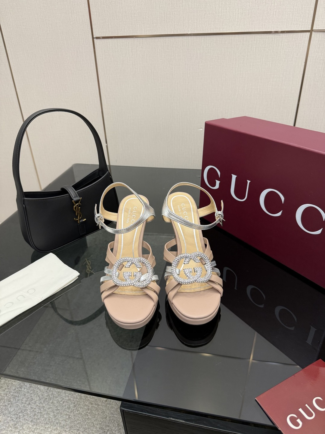 NO:646840,GUCC*25S new product for spring and summer. Double G rhinestone sandals. The fabric is made of calfskin. The lining is made of sheepskin. Italian imported cowhide outsole. The heel height is 10.5cm. The size is 35-39 (40/41/42 customized). High-heeled sandals, gucci, sandals, high heels, cowhide, sheepskin.19860909GUCC*25S春夏新品 双G水钻凉鞋 面料采用小牛皮 内里踮脚均为羊皮 意大利进口牛皮大底 跟高10.5cm 码数35-39（40/41/42定制）,高跟鞋凉鞋,gucci,sandals,high heels,cowhide,sheepskin,Women's Shoes