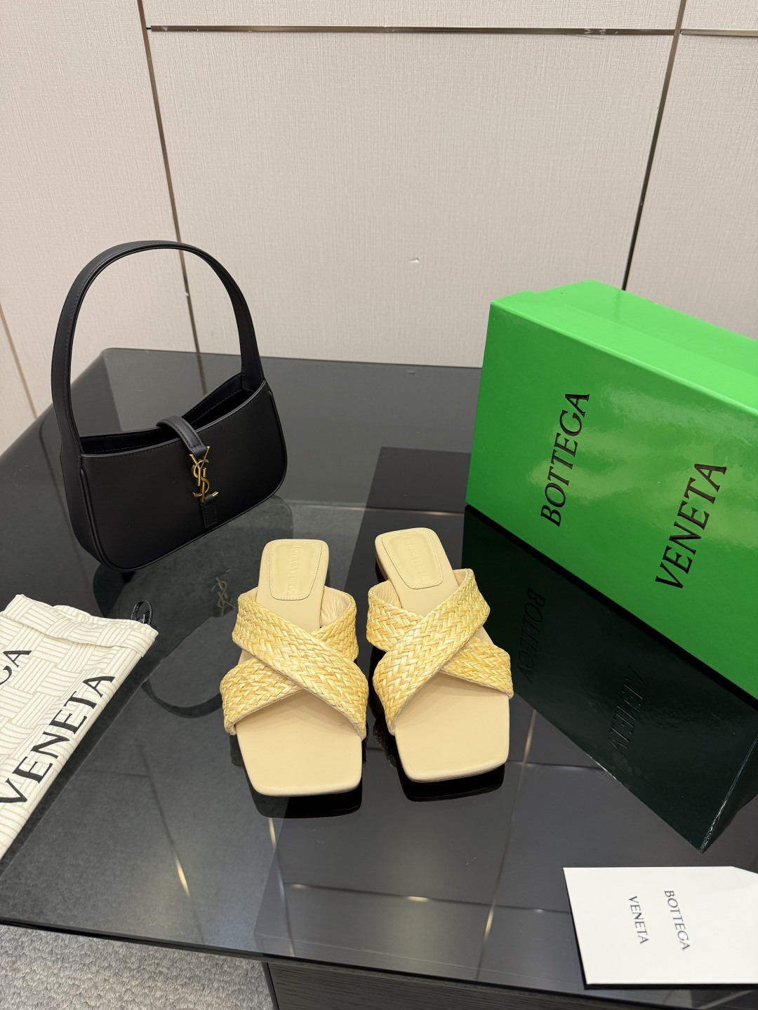 NO:646878,Bottega Venet* woven The latest and most classic woven high-heeled sandals!  Ins&Xiaohongshu has many Internet celebrity celebrities!  The feet are super sexy!  It’s so beautiful!  This matte upper has a super high-end feel!  They are high-end, fairy-like, simple, fashionable, and have a sense of design. They are also very easy to wear, especially the high-heeled shoes with non-slip rubber pads on the bottom, which will not tire you when you walk all day. They are practical and high-quality, and are especially suitable for office workers (the original molds are made to customize the colors and the shoe shapes and soles are exactly the same). It is worth mentioning that the soles are made of silk film that took a month to mold and tested repeatedly.  It is a bright spot in the matching. What you have been longing for has finally arrived. It is versatile and suitable for any occasion. It is a must-have pair for everyone!   . /About the material./ FABRIC CONTENT Upper: woven, inner padding, sheepskin lining, outsole, original Italian leather injection molded outsole, heel height: flat, 5cm, 9.5cm, new consistent green complete package SIZE 35-39 (40 41 42 non-returnable), high heels and slippers, bottega veneta, bottega veneta, sandals, high heels, slippers, sheepskin19860909Bottega Venet* 编织 最新最经典编织高跟凉鞋！ins&小红书巨多网红明星上身！上脚超性感！真的太美了！这款哑光的鞋面超有高级感！高级穿着又仙女简约时髦又有设计感 而且都非常非常好穿特别是高跟鞋底部有防滑胶垫走一天也不会累,实用又有质感,特别适合上班一族（原版开模定制颜色鞋型鞋底一摸一样）值得一提的是鞋底花费一个月开模反复测试过的丝膜大底做到几乎完美,市场上大部份是喷涂 BV当道简直是搭配衣服的神器 穿上让你集时髦洋气于一身 是搭配中的一个亮点 你们的心心念念终于来了 百搭适用任何场合、人手必备一双！  .  /关于材质./ FABRIC CONTENT 鞋面:编织 内里垫脚羊皮里 大底原版意大利真皮注塑大底 跟高:平底,5cm,9.5cm 全新一致绿色全套包装 SIZE 35-39（40 41 42 不退换）,高跟鞋拖鞋,bottega veneta,bottega veneta,sandals,high heels,slippers,sheepskin,Women's Shoes