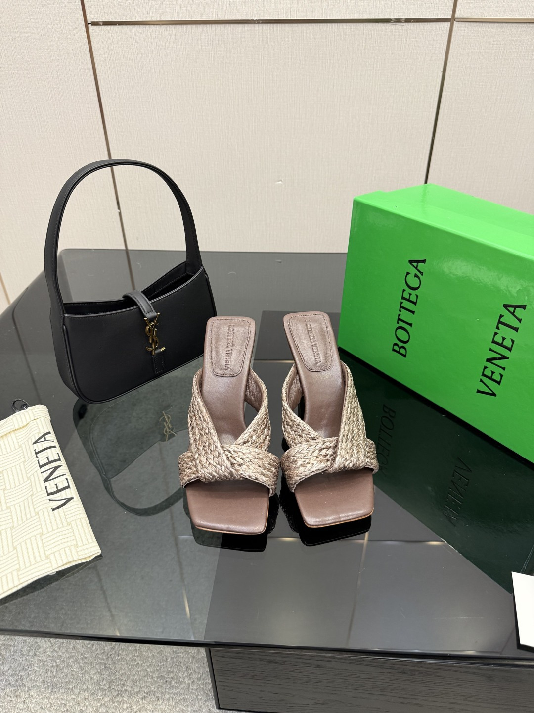 NO:646873,Bottega Venet* woven The latest and most classic woven high-heeled sandals!  Ins&Xiaohongshu has many Internet celebrity celebrities!  The feet are super sexy!  It’s so beautiful!  This matte upper has a super high-end feel!  They are high-end, fairy-like, simple, fashionable, and have a sense of design. They are also very easy to wear, especially the high-heeled shoes with non-slip rubber pads on the bottom, which will not tire you when you walk all day. They are practical and high-quality, and are especially suitable for office workers (the original molds are made to customize the colors and the shoe shapes and soles are exactly the same). It is worth mentioning that the soles are made of silk film that took a month to mold and tested repeatedly.  It is a bright spot in the matching. What you have been longing for has finally arrived. It is versatile and suitable for any occasion. It is a must-have pair for everyone!   . /About the material./ FABRIC CONTENT Upper: woven, inner padding, sheepskin lining, outsole, original Italian leather injection molded outsole, high heels, 5cm, 9.5cm, brand new green complete package SIZE 35-39 (40 41 42 non-returnable), high heels and slippers, bottega veneta, bottega veneta, sandals, high heels, slippers, sheepskin19860909Bottega Venet* 编织 最新最经典编织高跟凉鞋！ins&小红书巨多网红明星上身！上脚超性感！真的太美了！这款哑光的鞋面超有高级感！高级穿着又仙女简约时髦又有设计感 而且都非常非常好穿特别是高跟鞋底部有防滑胶垫走一天也不会累,实用又有质感,特别适合上班一族（原版开模定制颜色鞋型鞋底一摸一样）值得一提的是鞋底花费一个月开模反复测试过的丝膜大底做到几乎完美,市场上大部份是喷涂 BV当道简直是搭配衣服的神器 穿上让你集时髦洋气于一身 是搭配中的一个亮点 你们的心心念念终于来了 百搭适用任何场合、人手必备一双！  .  /关于材质./ FABRIC CONTENT 鞋面:编织 内里垫脚羊皮里 大底原版意大利真皮注塑大底 跟高平底,5cm,9.5cm 全新一致绿色全套包装 SIZE 35-39（40 41 42 不退换）,高跟鞋拖鞋,bottega veneta,bottega veneta,sandals,high heels,slippers,sheepskin,Women's Shoes