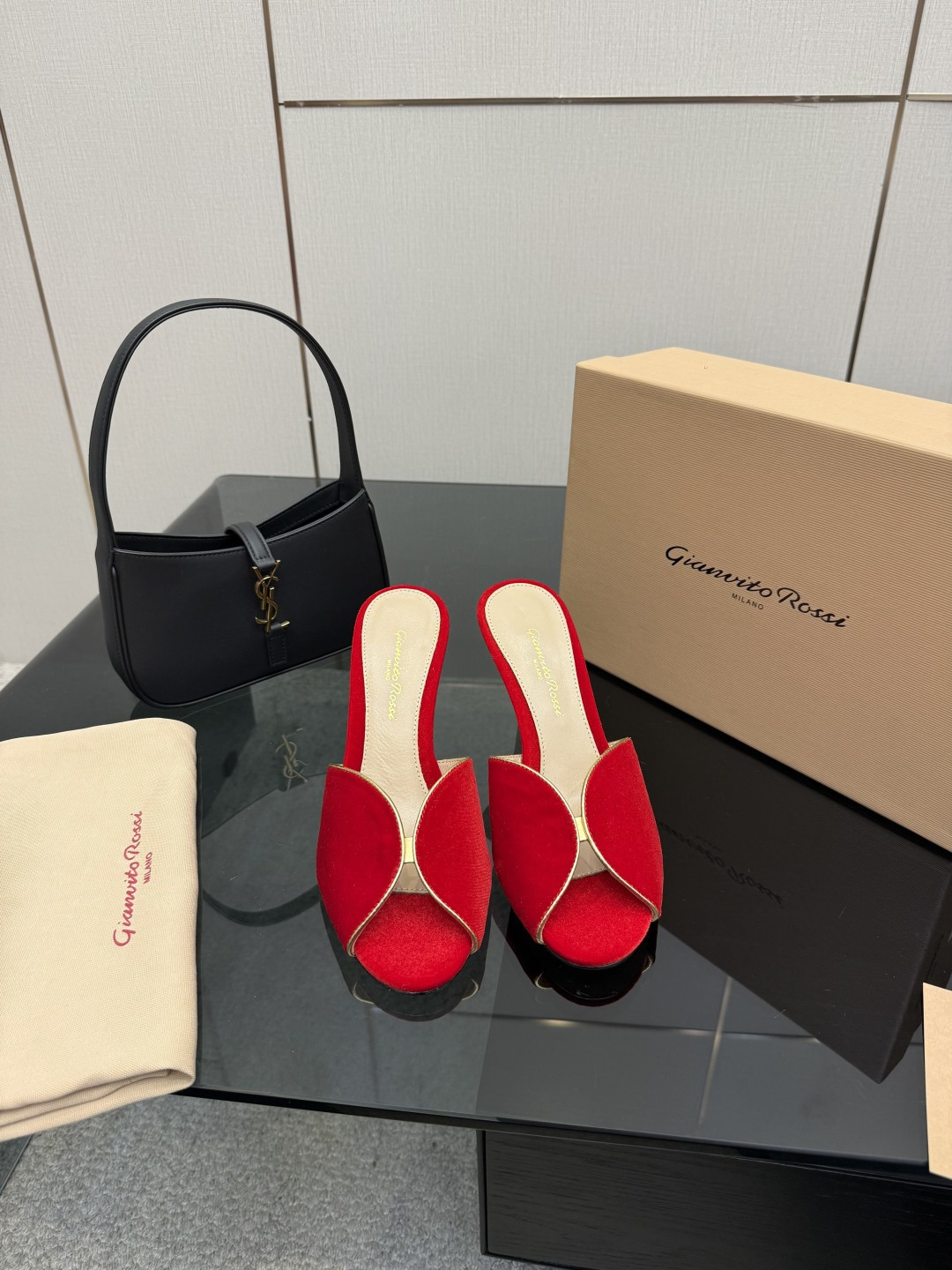 NO:646883,gianvito rossi2025 classic pointed-toe high heels, their appearance is like the brightest star in the night sky. The classic style, eternal charm, and the electric embroidery pattern add a dreamy color to it. Every step is confident and elegant, as if telling the immortal legend of fashion. Owning it means owning the entire fashion every day. ____________________________________ * Full package. * Velvet upper * Sheepskin * Sole  Italian genuine leather outsole * Heel height: 10.5cm, 8.5cm, 5.5 three heights (please note the height when placing an order, default is 8.5 if no note is made) * Size: 35-43 (40, 41, 42, 43 are customized and non-refundable), high heels, slippers, high heels, slippers, sheepskin, Leather soles19860909gianvito rossi2025 经典款尖头高跟鞋,它的出现就像夜空中最璀璨的星辰.经典的款式,永恒的魅力,电绣的图案更是为其增添了梦幻的色彩.每一步都踏出自信与优雅,仿佛在诉说着时尚的不朽传奇.拥有它,便是拥有了整个时尚的每一天. _____________________________ * 全套包装. * 鞋面丝绒 * 垫脚 羊皮 * 鞋底 意大利真皮大底 * 跟高 10.5cm 8.5cm5.5三种高度（下单需备注高度,没备注默认8.5跟高） * 码数:35－43（40 41 42 43定做不退换）,高跟鞋拖鞋,high heels,slippers,sheepskin,Leather soles,Women's Shoes