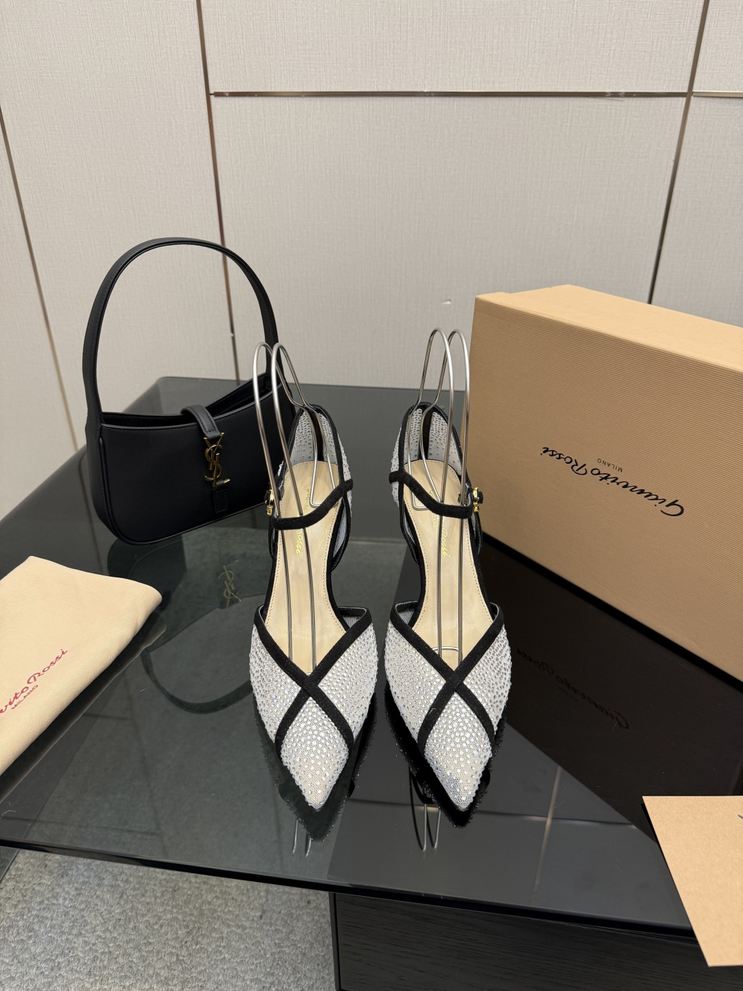 NO:648578,Gianvito Rossi 2025 classic pointed toe mesh high-heeled sandals with hot rhinestones. They appear like the brightest stars in the night sky. Classic style, eternal charm, and electric embroidery patterns add a dreamy color to them. Every step takes confidence and elegance, as if telling the immortal legend of fashion. Owning it means owning the entire fashion every day. _______________________ * Upper Original mesh hot rhinestones * Foot pads Sheepskin * Sole  Genuine leather outsole * Heel height 10.5cm and 8.5cm (2 heights, please note when ordering) * Size: 35-43 (40, 41, 42, 43 are customized and non-returnable), high heels, sandals, sandals, high heels, sheepskin, Leather soles19860909Gianvito Rossi 2025经典款尖头网纱烫钻高跟凉鞋 它的出现就像夜空中最璀璨的星辰 经典的款式,永恒的魅力,电绣的图案更是为其增添了梦幻的色彩 每一步都踏出自信与优雅,仿佛在诉说着时尚的不朽传奇.拥有它,便是拥有了整个时尚的每一天. _____________________________ * 鞋面 原版网纱烫钻 * 垫脚 羊皮 * 鞋底 真皮大底 * 跟高 10.5cm和8.5cm（2个高度下单备注） * 码数:35－43（40 41 42 43定做不退换）,高跟鞋凉鞋,sandals,high heels,sheepskin,Leather soles,Women's Shoes