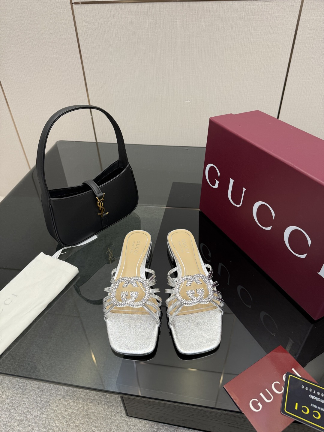 NO:646868,GUCC*25S spring and summer new product Double G rhinestone slippers. The fabric is made of calf patent leather and cowhide. The inner tiptoe is made of sheepskin. Italian imported cowhide outsole. Size 35-39 (customized 40/41/42), high-heeled shoes, gucci, high heels, slippers, cowhide, sheepskin19860909GUCC*25S春夏新品 双G水钻拖鞋 面料采用小牛漆皮,牛皮 内里踮脚均为羊皮 意大利进口牛皮大底 码数35-39（40/41/42定制）,高跟鞋拖鞋,gucci,high heels,slippers,cowhide,sheepskin,Women's Shoes