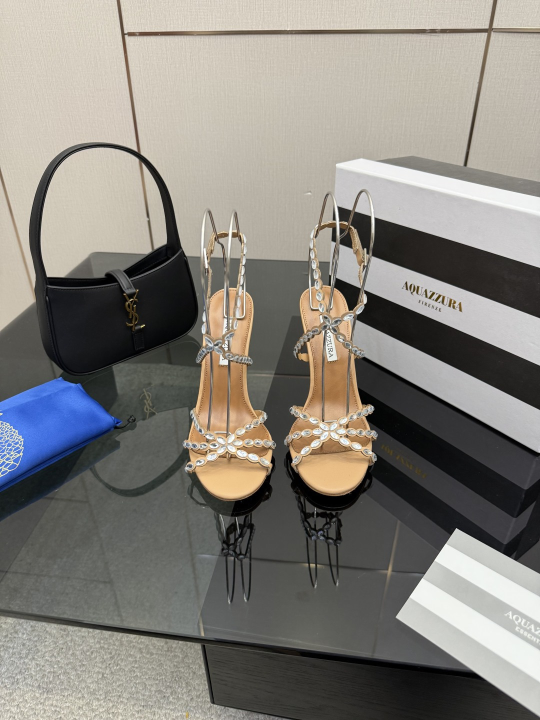 NO:649589,AQUAZZURA big pineapple rhinestone high-heeled sandals are super classy on the feet. They are both simple and fashionable. They are so flashy and beautiful. Their beauty reaches new heights!  Cross design, full of fashion sense. Big bloggers from all walks of life have stepped into it. ZP develops and customizes the correct fabric. Height 10cm. Material cowhide, rhinestones. Sheepskin for foot pads. Sole imported genuine leather outsole. Size 35-43 (35, 41, 42 can be customized). Packaging complete with original packaging, high heels, sandals, sandals, high heels, cowhide, sheepskin, Leather soles.19860909AQUAZZURA大菠萝水钻高跟凉鞋 上脚超级有气质· 既简洁又时髦 太闪太美啦 美出出新高度！ 交叉设计,时尚感满满 各路大博主都纷纷上脚 ZP开发、订制正确面料 高度10cm 材料牛皮,水钻 垫脚羊皮 鞋底进口真皮大底 码数35–43（35、41、42可定做） 包装全套原版包装,高跟鞋凉鞋,sandals,high heels,cowhide,sheepskin,Leather soles,Women's Shoes