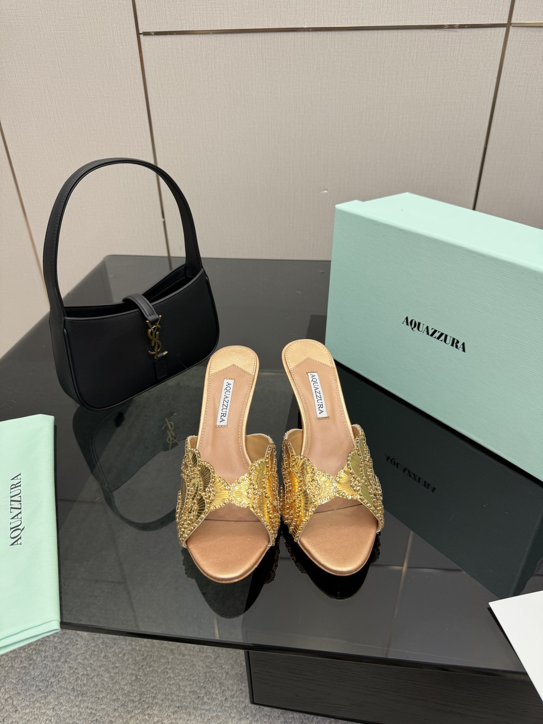 NO:649582,AQUAZZURA big pineapple sequin decorated laser high heels, 2025 spring and summer latest butterfly decorated thick heel sandals, super elegant on the feet, both simple and fashionable, so flashy and beautiful, the beauty reaches new heights!  Cross design, full of fashion sense. Simple version and strap design. Big bloggers from all over the world are wearing it. ZP develops and customizes the correct fabric. With super flashy new upgraded sequin decoration. Height 7.5cm. Material imported sheepskin. Sole imported genuine leather outsole. Butterfly original one-to-one customization. Number of yards 36-39 (35.40.41.42 can be customized). Full set of original packaging, high heels and slippers, sandals, high  heels,slippers,sheepskin,leather soles19860909AQUAZZURA大菠萝亮片装饰激光高跟鞋 2025春夏最新款蝴蝶装饰粗跟凉鞋 上脚超级有气质· 既简洁又时髦 太闪太美啦 美出出新高度！ 交叉设计,时尚感满满 简约版型,绑带设计 各路大博主都纷纷上脚 ZP开发、订制正确面料 搭配超闪全新升级亮片装饰 高度7.5cm 材料进口羊皮 鞋底进口真皮大底 蝴蝶原版一比一定制 码数36-39（35.40.41.42可定做） 包装全套原版包装,高跟鞋拖鞋,sandals,high heels,slippers,sheepskin,Leather soles,Women's Shoes