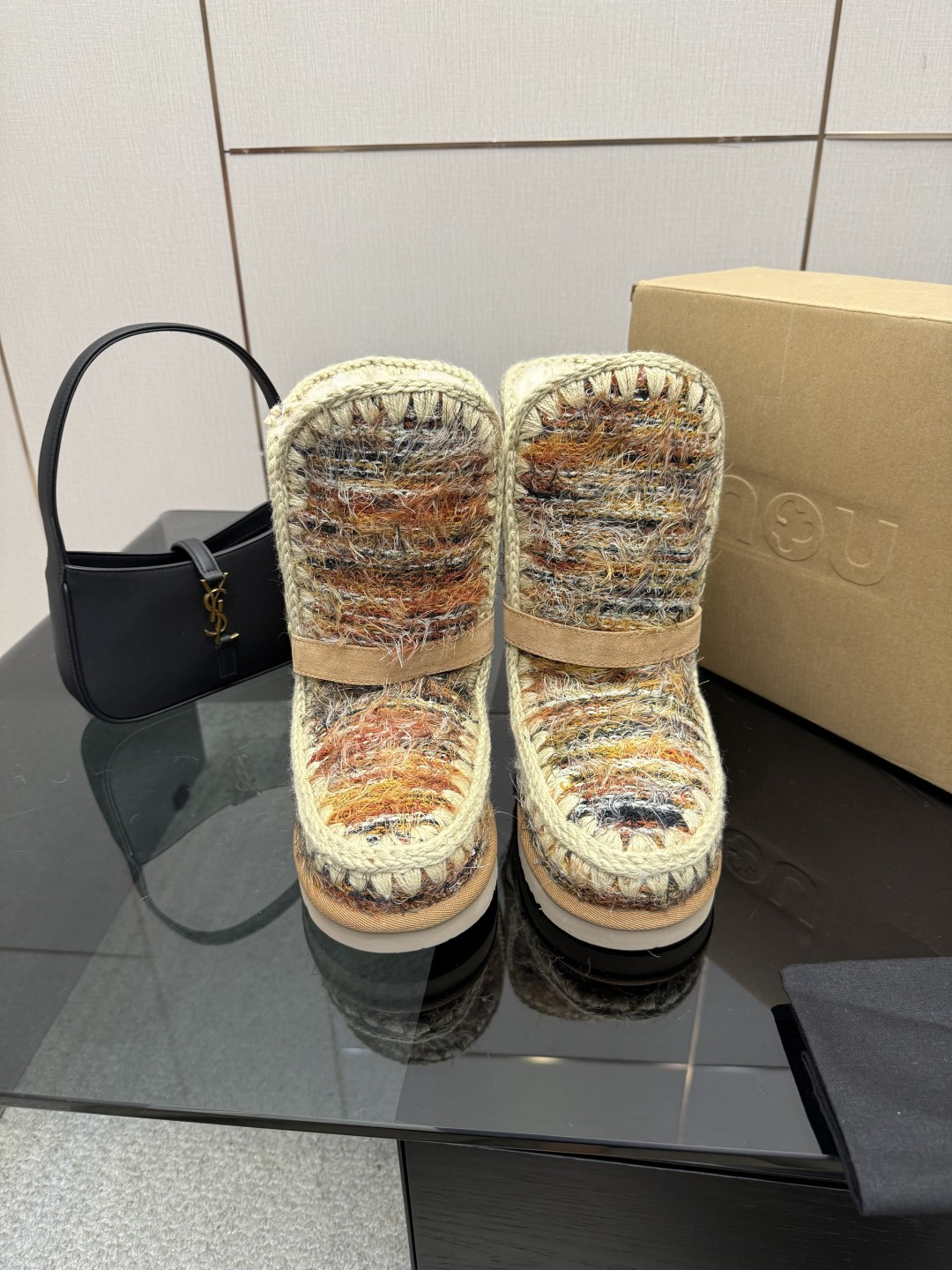 NO:649575,MOU niche trendy brand, 25ss new autumn and winter products, wool boots. Comfortable and sophisticated at home. A pair of elastic thick-soled wool slippers are lazy and warm. The soles of the feet are like being caught in a gentle embrace. The combination of soft sheepskin and fur integrated leather makes winter full of Maillard romance, whether out or at home. The uppers are heavy-duty, ethnic-style, hand-finished, and the inner lining is made of wool. The soles are original soft rubber outsole.  Size35-39 (40.41 customized, non-refundable), snow boots, boots, slippers, sheepskin19860909MOU 小众潮牌 25ss秋冬新品 毛靴 居家不失舒适与精致一双弹力厚底羊毛拖鞋慵懒而温暖 脚掌如同陷入了轻柔的拥抱中柔软的羊皮毛一体皮料结合无论外出还是居家 让冬季充满美拉德浪漫 鞋面重工民族风手工衍边 内里垫脚羊毛 鞋底原版软橡胶大底 Size35-39(40.41定做不退换),雪地靴,boots,slippers,sheepskin,Women's Shoes