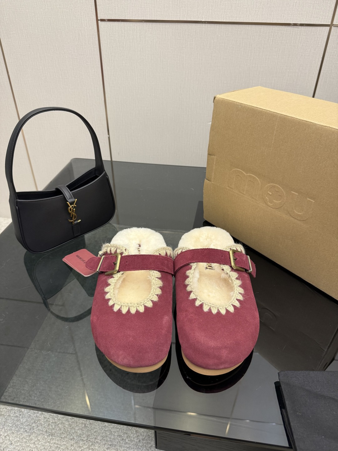 NO:649649,MOU niche trendy brand 25ss new autumn and winter products Gold buckle thick sole fur slippers A pair of elastic thick-soled wool slippers are comfortable and sophisticated at home. The soles of the feet are like being caught in a gentle embrace. The combination of soft sheepskin and fur all-in-one leather makes winter full of Maillard romance, whether out or at home. Suede upper/heavy industrial ethnic style hand-made edging. Wool inner lining. Original soft rubber outsole.  Size35-39 (40.41 customized, non-refundable), semi-slippers, slippers, sheepskin, chamois leather19860909MOU 小众潮牌 25ss秋冬新品 金扣厚底 毛拖 居家不失舒适与精致一双弹力厚底羊毛拖鞋慵懒而温暖 脚掌如同陷入了轻柔的拥抱中柔软的羊皮毛一体皮料结合无论外出还是居家 让冬季充满美拉德浪漫 鞋面麂皮鞋面/重工民族风手工衍边 内里垫脚羊毛 鞋底原版软橡胶大底 Size35-39(40.41定做不退换),半拖毛毛鞋,slippers,sheepskin,chamois leather,Women's Shoes