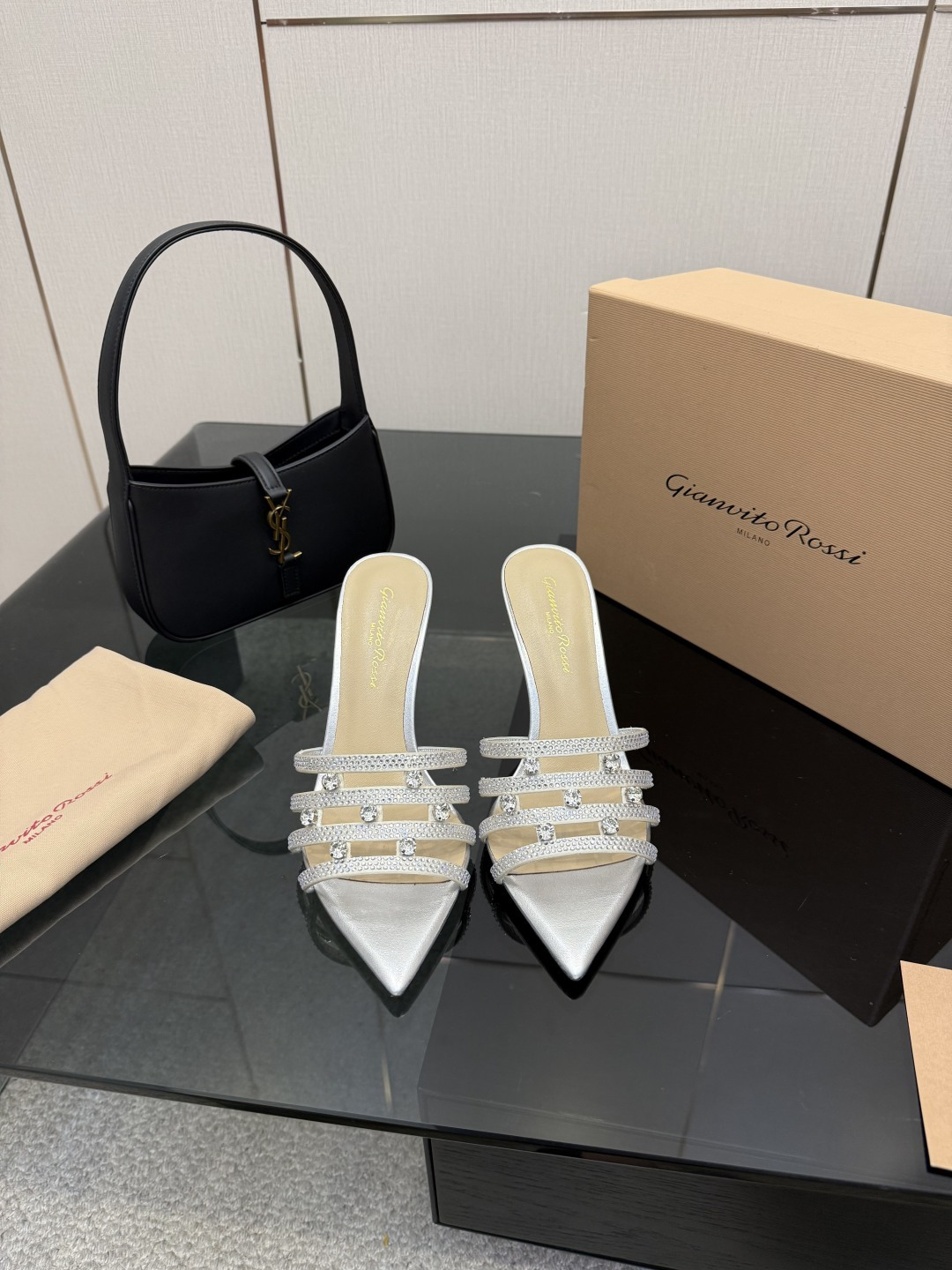 NO:649640,gianvito rossi2025 classic pointed-toe high heels, which appear like the brightest stars in the night sky. The classic style, eternal charm, and the electric embroidery pattern add a dreamy color to it. Every step is confident and elegant, as if telling the immortal legend of fashion. Owning it means owning the entire fashion every day. ____________________________________ * Full package. * Hot rhinestones on the upper * Sheepskin * Sole  Italian genuine leather outsole * Heel height 8cm * Size: 35-43 (40 41 42 43 is custom-made and non-refundable), high heels and slippers, high heels, slippers, sheepskin, Leather soles19860909gianvito rossi2025 经典款尖头高跟鞋,它的出现就像夜空中最璀璨的星辰.经典的款式,永恒的魅力,电绣的图案更是为其增添了梦幻的色彩.每一步都踏出自信与优雅,仿佛在诉说着时尚的不朽传奇.拥有它,便是拥有了整个时尚的每一天. _____________________________ * 全套包装. * 鞋面烫钻 * 垫脚 羊皮 * 鞋底 意大利真皮大底 * 跟高 8cm  * 码数:35－43（40 41 42 43定做不退换）,高跟鞋拖鞋,high heels,slippers,sheepskin,Leather soles,Women's Shoes