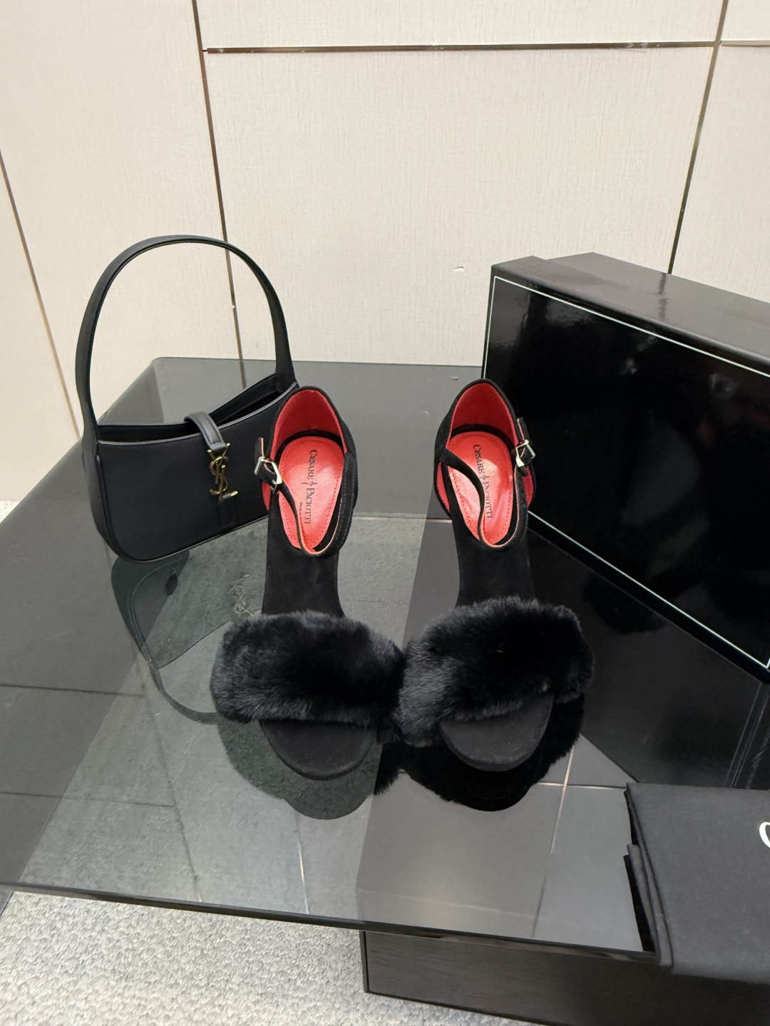 NO:649622,'The sharp blade that penetrates the heart' Cesare Paciotti dagger high heels. Out-of-print high-heeled shoes with heavy investment in mold making and plate-matching technology. The whole series of products are on sale one after another. If I must suffer from high heels, I hope it is Cesare Paciotti. Upper Niujing mink, lining cowhide, foot pad cowhide, heel height 12cm. Size 35-43 (ordered at 40.41.42.43), high-heeled sandals, sandals, high heels, cowhide19860909“插入心脏的利刃” Cesare Paciotti 匕首高跟鞋 绝版重金开模,对版工艺 全系列产品陆续发售 如果一定要受高跟鞋的罪  我希望是Cesare Paciotti 鞋面牛京貂毛 内里牛皮 垫脚牛皮 跟高12cm 码数35-43（40.41.42.43订）,高跟鞋凉鞋,sandals,high heels,cowhide,Women's Shoes