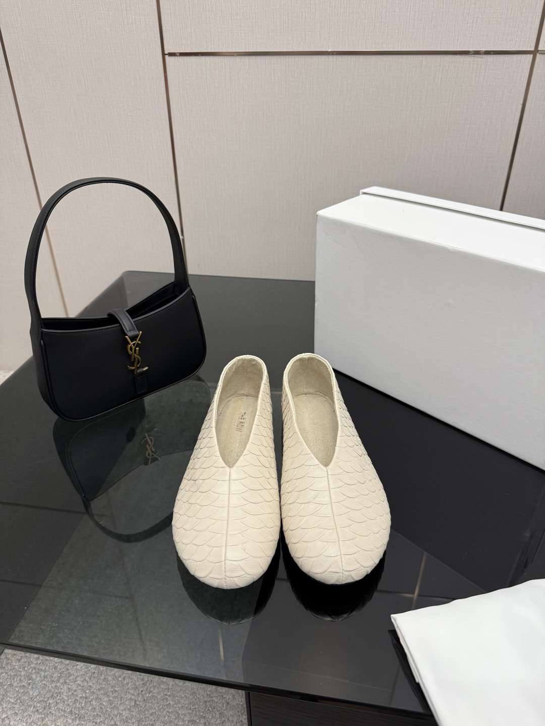 NO:649613,Purchasing agent level thero* genuine leather French retro square-toe minimalist and versatile flat-soled loafer shoes are really the most comfortable style I have ever worn. They are so soft!  People who are foot grinders must pick it up. It has a high-end yet simple feel. In fact, in addition to being good-looking, it is so comfortable that you can’t bear to take it off!  Matches jeans, suit trousers, and skirts without any sense of violation. Fabric cowhide. Original sole. Size 35-39 (40, 41.42 customized, non-returnable and non-exchangeable), single shoes, loafers, skirts, jeans, business suit, cowhide19860909代购级别the ro*真皮法式复古方头极简百搭平底乐福鞋脚真的是史上我穿过最最舒服的款式太柔软啦！磨脚星人一定要收了它 有一丢高级又简约的感觉其实除了好看以外它的舒适度真的是好穿到舍不得脱下来啦！搭配牛仔裤 西装裤 半身裙都毫无违和感 面料牛皮 鞋底原版鞋底 尺码35-39（40,41.42定制不退不换）,单鞋,loafers,skirts,jeans,business suit,cowhide,Women's Shoes