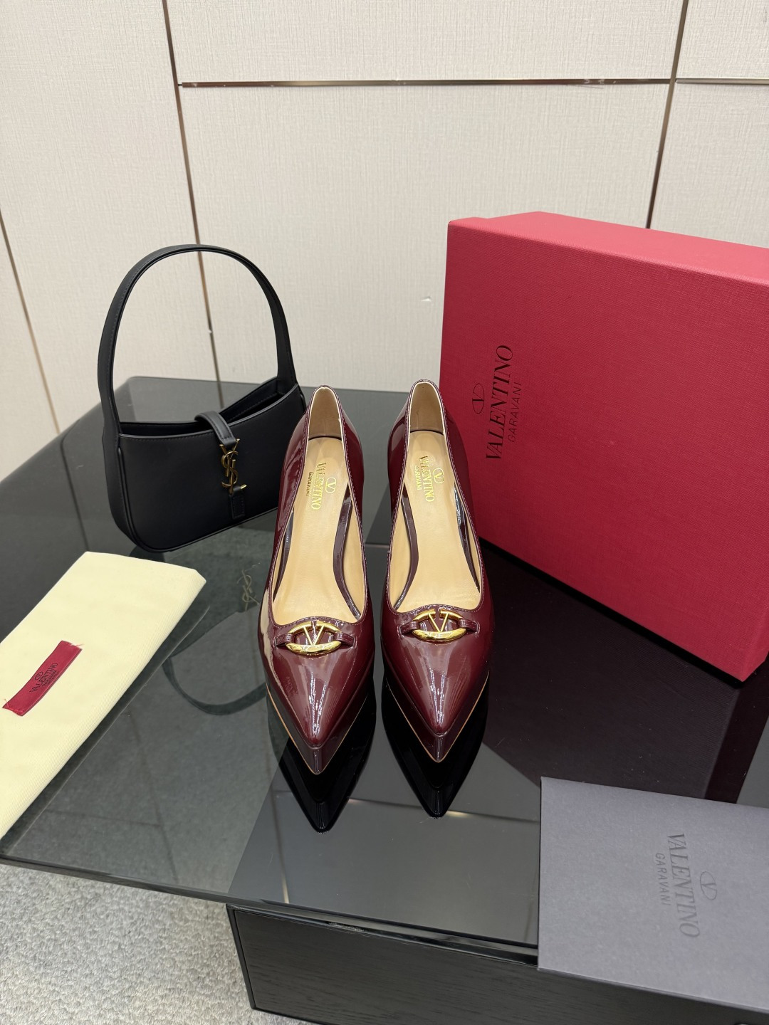 NO:651587,Valentino launches the latest Valentino sky-high platform sandals at the Paris fashion show. This series of Valentino interprets a new fashion charm. It continues the ultra-high heel design and is favored by well-known overseas bloggers. Millions of fans and bloggers love it, and it sells well at home and abroad. It is out of stock in China. The top version comes in candy color, and every color is beautiful. The upper layer is cow patent leather. The lining is imported sheepskin. The sole is genuine leather. The platform is 2.5cm and the heel height is 11.8cm.  Full set of original packaging, sizes 35 to 42 (40.41.42 non-returnable and non-exchangeable), high-heeled shoes, valentino, valentino, sandals, high heels, sheepskin, Leather soles19860909Valentino 巴黎时装秀场款推出最新款华伦天奴恨天高防水台凉鞋 华伦天奴此系列演绎全新时尚魅力 延续超高跟设计,深得海外知名博主青睐 千万粉丝博主倾情演绎,畅销海内外 国内已经断货,顶级版本 糖果色配色,每个颜色都是绝美 鞋面头层牛漆皮 内里进口羊皮 鞋底真皮大底 水台2.5cm 跟高11.8cm 包装全套原版包装 码数35一42码（40.41.42不退不换）,高跟鞋单鞋,valentino,valentino,sandals,high heels,sheepskin,Leather soles,Women's Shoes