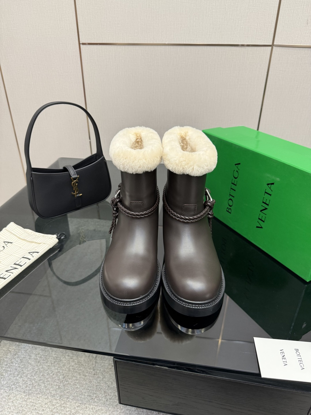 NO:651582,BOTTEGA VENET* Wool-lined short boots. Matched to the standard. The hardware is consistent with the original version. Please compare with the official picture. BV one-legged knight boots. The hardware is consistent with the version. Made of calfskin imported from Spain (can be compared in the market). Bangladesh water-dyed cowhide. Original one-to-one method. Same hardware. 11 knots. Original purchase and disassembly. Brown calfskin. Another popular trend today. Ceiling. Versatile.  Original Italian genuine leather combination outsole (can be compared with the market) Designed with care, never sloppy, durable and comfortable. The upper material is made of the same calfskin as the original. The material is soft and smooth. Hand-stitched design. Sexy and comfortable. Hand-stitched craftsmanship. The inner lining of the foot pad is made of cowhide, which is comfortable and high-end. The nailed outsole is made of the original mold. The same genuine leather outsole is benchmarked. Original packaging is used. The shoe bag is printed with an adhesive logo process. The most high-end in the market. Hot melt glue is used to shape the toe.  The heel is easy to rebound and does not deform. The high heel series is wrapped with fabric technology. The upper stitching is made by an Italian computer needle machine. The workmanship is fine. The original packaging is selected. 35 36 37 38 39 40 41 42 (40 41 42 customized), snow boots, bottega veneta, bottega veneta, boots, cowhide, Leather soles19860909BOTTEGA VENET* 羊毛里短靴 对标对版 五金原版一致 请对比官图 BV一脚蹬 骑士靴 五金对版 一致 选用西班牙进口小牛皮（可市场对比） 孟加拉 水染 牛里皮  原版一比一做法 一致五金 11 绳结 原版购入拆解 咖啡色小牛皮 当今流行的又一趋势 天花板啦 百搭 原版一致意大利真皮组合大底（可市场对比） 用心设计 绝不马虎 耐穿舒适 鞋面材质选用同原版的小牛皮 材质柔软顺滑 手工缝制 设计 性感舒适 手工缝制工艺 垫脚内里选用牛皮内里舒适高端 打钉大底选用原版开模 一致真皮大底  对标对版 选用原版包装 鞋子布袋采用印胶logo工艺 市场最高端 采用热熔胶定型鞋头 后跟 易回弹不变形 高跟系列 包面料工艺 鞋面车线选用意大利电脑针车 做工精细 选用原版包装  35 36 37 38 39 40 41 42 （40 41 42 定制）,雪地靴,bottega veneta,bottega veneta,boots,cowhide,Leather soles,Women's Shoes