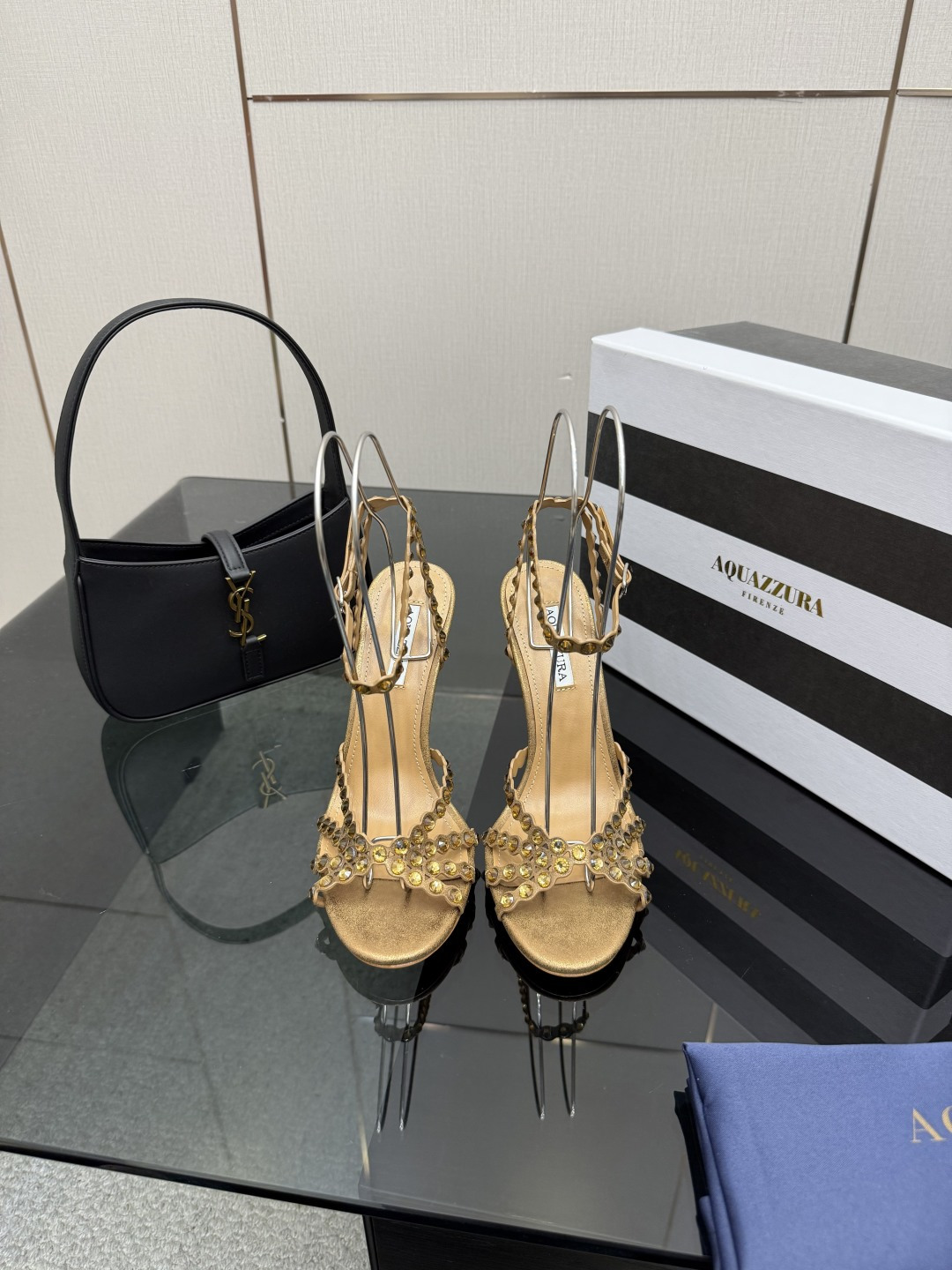 NO:651577,Aquazzura2025 new sandals classic version upgraded model purchasing quality!  !  !  Original development!  !  !  Swarovski rhinestone round-toe high-heeled sandals are like fairy shoes from a fairy tale. The Swarovski rhinestones are dazzling, like stars inlaid on them, each one exuding dreamy light. The round-toe design highlights elegance, and the high heels give a confident style. Wearing these, it feels like flowers are growing under your feet, and every step is fragrant, and you can enjoy the ultimate romance and luxury. 2273-1 _______________________ * Full package. * Original custom-made upper fabric *  Lining Sheepskin * Sole Italian genuine leather outsole * Heel height 10.5cm 7.5cm (7.5 heel height is customized, please note when placing an order!!) * Size: 35-43 (40 41 42 43 customized is not returnable), high-heeled sandals, sandals, high heels, sheepskin, Leather soles19860909Aquazzura2025新款凉鞋 经典版升级款 代购品质！！！ 原版开发！！！ 施华洛奇水钻圆头高跟凉鞋,宛如从童话中走来的仙履.施华洛奇水钻璀璨耀眼,如同繁星点点镶嵌其上,每一颗都散发着梦幻的光芒.圆头设计凸显优雅,高跟赋予自信风采.穿上它,仿佛脚下生花,步步生香,尽享极致的浪漫与奢.2273-1 _____________________________ * 全套包装. * 鞋面原版定制面料 * 衬里 羊皮 * 鞋底 意大利真皮大底 * 跟高 10.5cm 7.5cm(7.5跟高定做,下单需备注！！） * 码数: 35－43（40 41 42 43定做不退换）,高跟鞋凉鞋,sandals,high heels,sheepskin,Leather soles,Women's Shoes
