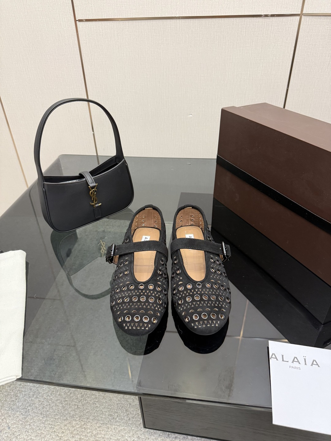 NO:651567,The highest version of ALAIA｜French high-end first-line haute couture brand AzzedineAlaia: the last craftsman in the fashion industry, the king of tailoring who is only loyal to showing off the female body curves. The brand Alaia, founded in 1979, has always been selling fashionable and stylish women's shoes. It is well-known in the Paris fashion industry and around the world. Victoria Beckham, Michelle Obama, Ladygaga, and Madonna are all admirers and number one fans of ALAA. Fashion show of new Alaia series flat ballet shoes  Original custom-made cowhide for the upper, Niujing, sheepskin lining, flat heel, rubber sole, size 34-39 (customized at 34.40.41.42.43), ballet shoes, alaia, cowhide, sheepskin19860909最高版 ALAIA｜法国高端一线高定品牌 AzzedineAlaia:时尚界最后的手艺人 只忠于展现女性身体曲线的裁剪之王 始创于1979年的品牌Alaia 一直主售时装感十足的型格女鞋 巴黎时装界以及全世界都享有盛誉 维多利亚贝克汉姆,米歇尔奥巴马,Ladygaga ,麦当娜, 都是ALAA的崇拜者和头号粉丝 时装秀新款Alaia系列平底芭蕾舞鞋 鞋面原版定制牛皮,牛京 内里羊皮 鞋跟平底 鞋底橡胶底 码数34-39（34.40.41.42.43定制）,芭蕾舞鞋,alaia,cowhide,sheepskin,Women's Shoes