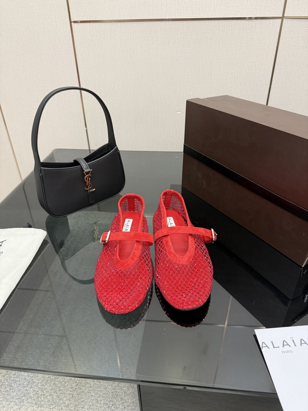 NO:651572,The highest version of ALAIA｜French high-end first-line haute couture brand, well-known in the Paris fashion industry and around the world. Victoria Beckham, Michelle Obama, Ladygaga, Madonna, are all admirers and number one fans of ALAA. Fashion show new Alaia series, flat ballet shoes mesh sandals, original custom Lycra mesh uppers, sheepskin lining, flat heels, original molded soles.  Size 34-39 (34.40.41.42. Customized) Packaging Alaia original packaging, ballet shoes, alaia, slippers, sheepskin19860909最高版 ALAIA｜法国高端一线高定品牌 巴黎时装界以及全世界都享有盛誉 维多利亚贝克汉姆,米歇尔奥巴马,Ladygaga ,麦当娜, 都是ALAA的崇拜者和头号粉丝 时装秀新款Alaia系列 平底芭蕾舞鞋网状凉拖鞋 鞋面原版定制莱卡网钻 内里羊皮 鞋跟平底 鞋底原版开模一比一 码数34-39（34.40.41.42.定制） 包装Alaia原版包装,芭蕾舞鞋,alaia,slippers,sheepskin,Women's Shoes