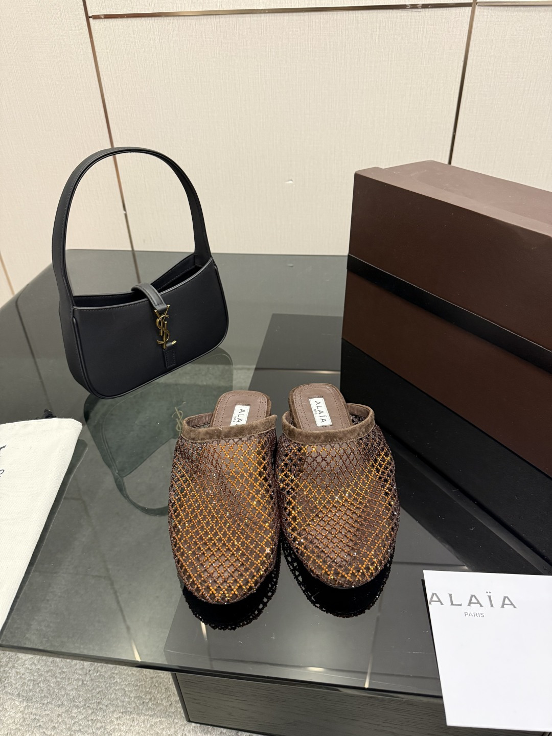 NO:651562,The highest version of ALAIA｜French high-end first-line haute couture brand, well-known in the Paris fashion industry and around the world. Victoria Beckham, Michelle Obama, Ladygaga, Madonna, are all admirers and number one fans of ALAA. Fashion show new Alaia series, flat ballet shoes mesh sandals, original custom Lycra mesh uppers, sheepskin lining, flat heels, original molded soles.  Code number 34-39 (34.40.41.42. Customized) Packaging Alaia original packaging, half drag, alaia, slippers, sheepskin19860909最高版 ALAIA｜法国高端一线高定品牌 巴黎时装界以及全世界都享有盛誉 维多利亚贝克汉姆,米歇尔奥巴马,Ladygaga ,麦当娜, 都是ALAA的崇拜者和头号粉丝 时装秀新款Alaia系列 平底芭蕾舞鞋网状凉拖鞋 鞋面原版定制莱卡网钻 内里羊皮 鞋跟平底 鞋底原版开模一比一 码数34-39（34.40.41.42.定制） 包装Alaia原版包装,半拖,alaia,slippers,sheepskin,Women's Shoes