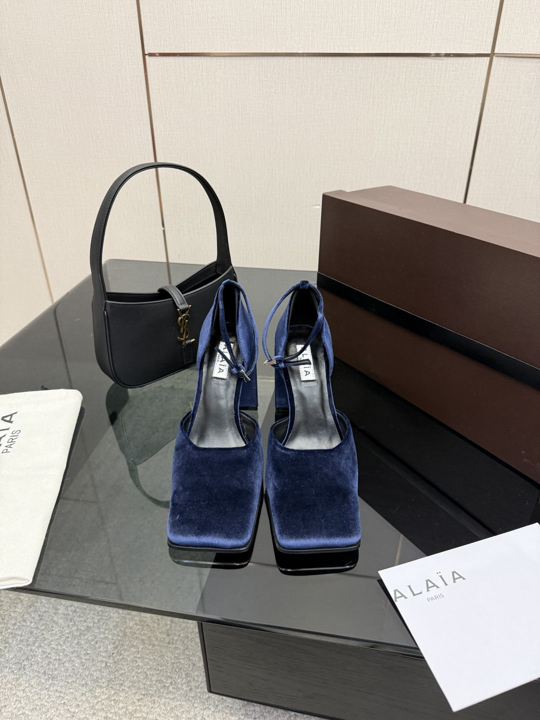 NO:651550,Top quality ALAiA|Too beautiful to be speechless!  This pair of high heels is so aura. The upper is velvet and cowhide. The thick heel is 10 mm high. It is comfortable to walk and makes you look taller. The pointed toe is very aura!  Sole: cowhide sole imported from Italy!  size 35-41 (40.41 custom-made,), high-heeled shoes, alaia, high heels, cowhide19860909顶级品质 ALAiA|美到失语！ 这双高跟鞋也太有气场了 鞋面丝绒,牛皮 粗跟跟高10毫米 走路舒适又显高,尖头超有气场！鞋底 意大利进口牛皮底！ size 35-41 (40.41定做,）,高跟鞋单鞋,alaia,high heels,cowhide,Women's Shoes