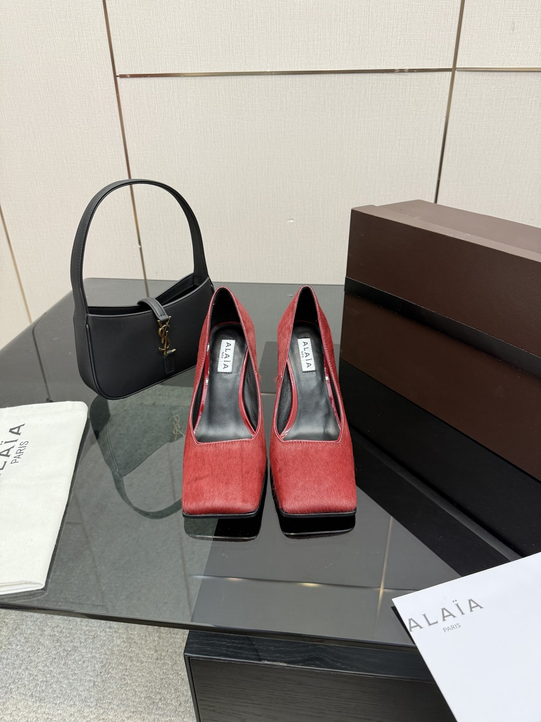 NO:651557,Top quality ALAiA|Too beautiful to be speechless!  These high heels are so aura. The uppers are made of horse hair for a more textured look. The thick heels are 10 mm high, making them comfortable to walk and making you look taller. The pointed toes are so aura!  Sole: cowhide sole imported from Italy!  size 35-41 (40.41 custom-made,), high-heeled shoes, alaia, high heels, cowhide19860909顶级品质 ALAiA|美到失语！ 这双高跟鞋也太有气场了 鞋面由马毛制成更显质感；粗跟跟高10毫米,走路舒适又显高,尖头超有气场！鞋底 意大利进口牛皮底！ size 35-41 (40.41定做,）,高跟鞋单鞋,alaia,high heels,cowhide,Women's Shoes