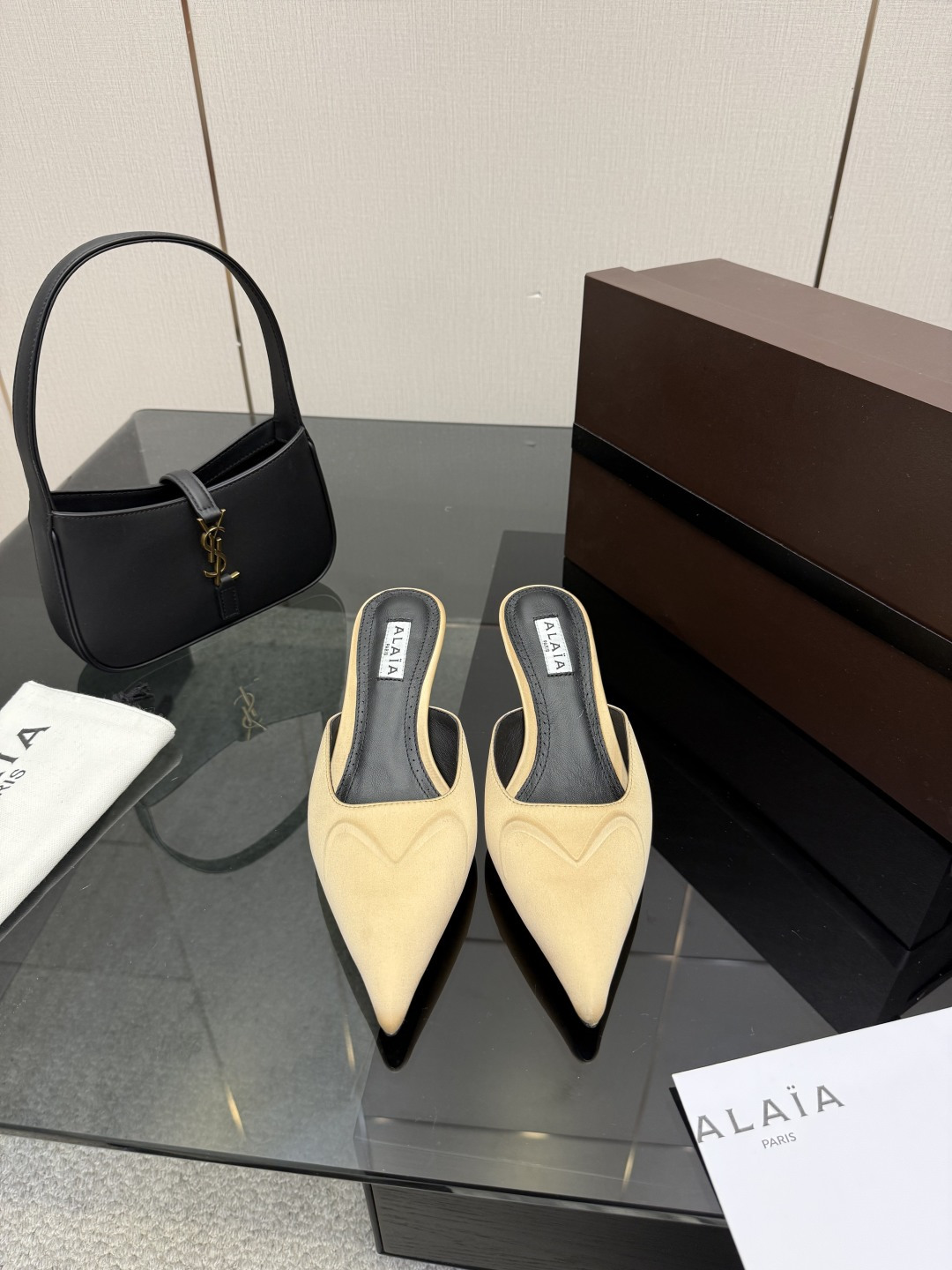 NO:651543,ALAIA｜French high-end first-line haute couture brand. It enjoys a high reputation in the Paris fashion industry and around the world. Victoria Beckham, Michelle Obama, Ladygaga, and Madonna are all admirers and biggest fans of ALAA. Fashion show new Alaia series ALAIA pointed toe back sandals. Original custom silk upper, patent leather, sheepskin lining. Heel 7cm. Original mold opening of the sole. Size 34-39 (34.40.41. Customized)  Packaging Alaia original packaging, half-slip heels, alaia, high heels, slippers, sheepskin, real silk19860909ALAIA｜法国高端一线高定品牌 巴黎时装界以及全世界都享有盛誉 维多利亚贝克汉姆,米歇尔奥巴马,Ladygaga ,麦当娜, 都是ALAA的崇拜者和头号粉丝 时装秀新款Alaia系列 阿莱雅尖头后空凉拖鞋 鞋面原版定制真丝,漆皮 内里羊皮 鞋跟7cm 鞋底原版开模一比一 码数34-39（34.40.41.定制） 包装Alaia原版包装,半拖高跟鞋,alaia,high heels,slippers,sheepskin,real silk,Women's Shoes