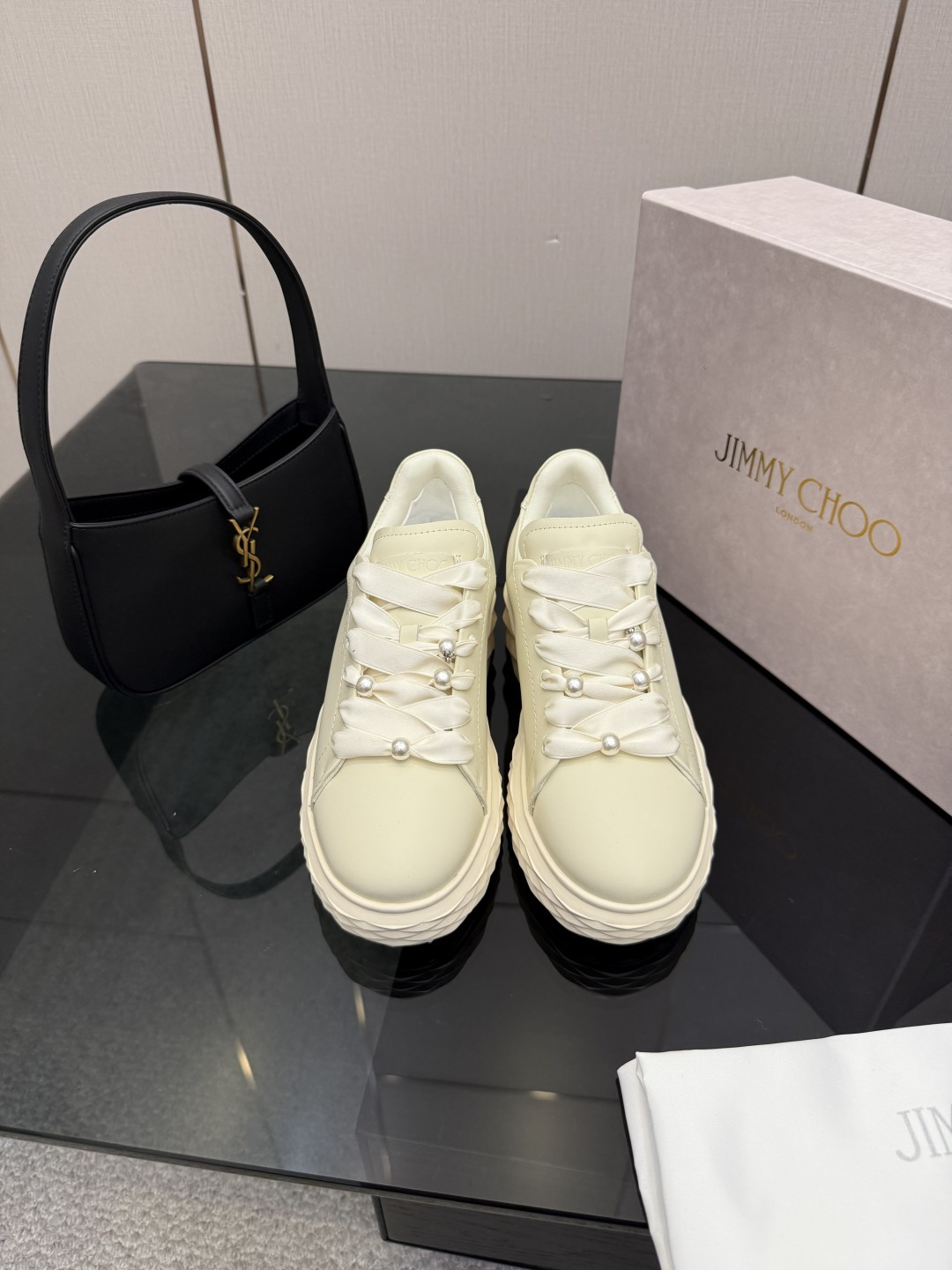 NO:668529,JMMY CHOO, exclusive first release, original molded outsole, casual shoes, good-looking casual shoes, linking reality and the future, breaking through the limitations of time, interpreting the cool futuristic minimalist style with a new attitude, reinventing the diversified self, presenting a sense of mechanical mystery. The new style is paired with electric embroidery on the upper, which looks more perfect. Size 35-40, casual shoes/sports shoes, sneakers19860909JMMY CHOO 、独家首发,原版开模大底,休闲鞋,搭配休闲好看, 链接现实与未来 突破时间的局限 以全新之姿诠释冷冽未来感极简风格 重塑多元化自我 呈现机械神秘感 新款式搭配鞋面电绣,看起来更加完美结合 码数35-40,休闲鞋/运动鞋,sneakers,Women's Shoes