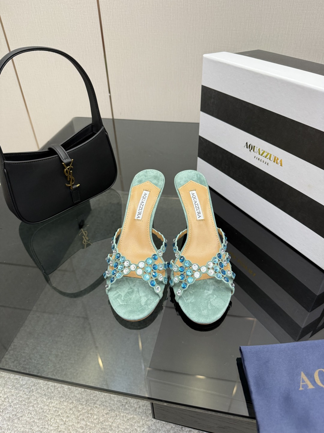 NO:668522,Aquazzura2025 new slippers, classic version upgraded, purchasing quality!  !  !  Original development!  !  !  This pair of Swarovski rhinestone strips paired with 7.5 low-heeled slippers is simply my favorite. The 7.5 low heel provides stable support and is extremely comfortable when walking. The rhinestones are dazzling, like a dazzling galaxy. The height of the low heel is just right, maintaining elegance without tiring the feet. Put it on, every step seems to shine, and your mood will brighten. 2506-1 _______________________ * Full package. *  Original custom-made fabric for the upper * Lining sheepskin * Sole Italian leather outsole * Heel height 7.5cm * Size: 35-43 (40 41 42 43 is custom-made and non-returnable), high heels and slippers, high heels, slippers, sheepskin, Leather soles19860909Aquazzura2025新款拖鞋  经典版升级 代购品质！！！ 原版开发！！！ 这双施华洛奇水钻条面搭配7.5低跟拖鞋,简直是我的心头挚爱.7.5低跟给予稳定的支撑,行走间舒适无比.水钻面璀璨夺目,好似璀璨星河.低跟的高度恰到好处,既保持了优雅又不累脚.穿上它,每一步都仿佛在闪耀着光芒,心情也跟着明亮起来.2506-1 _____________________________ * 全套包装. * 鞋面原版定制面料 * 衬里 羊皮 * 鞋底 意大利真皮大底 * 跟高 7.5cm * 码数: 35－43（40 41 42 43定做不退换）,高跟鞋拖鞋,high heels,slippers,sheepskin,Leather soles,Women's Shoes