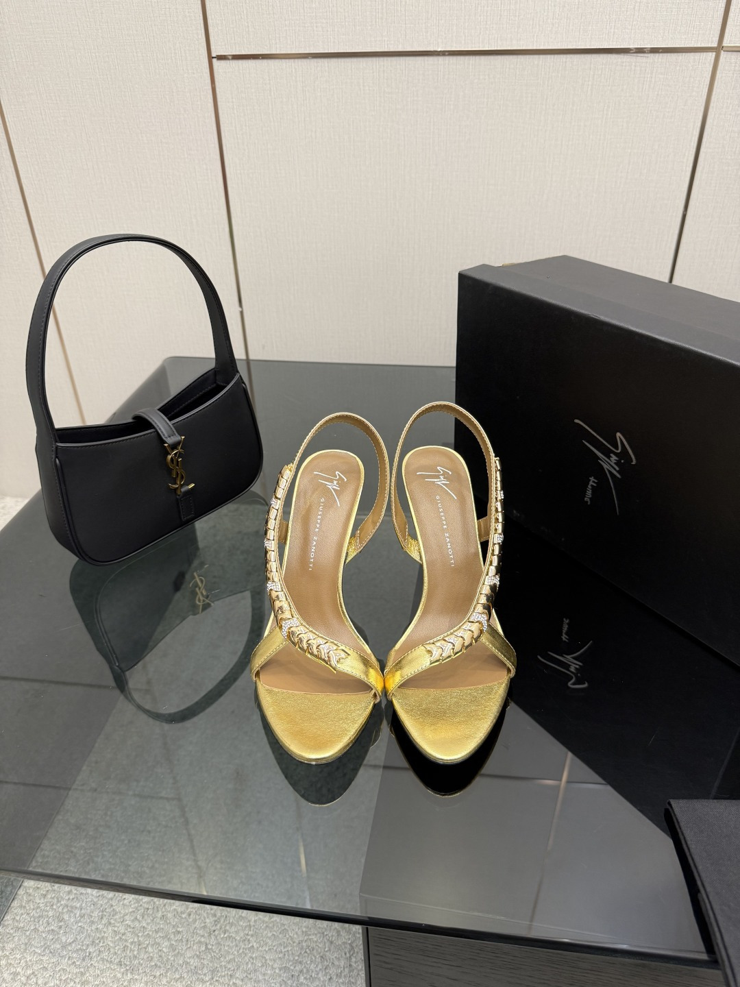 NO:668519,The highest version of Giuseppe Zanotti—SS2025 new product!  GZ Sandals Series 2025 Pointed-toe high-heeled slippers How can you miss a pair of fairy shoes in the light summer? Various small skirts can be matched with each other, and you don’t have to choose your foot shape at all. Fabric silk, leather outsole, size 35-42 (customized for 40, 41, 42) Heel height 9cm, high-heeled sandals, sandals, high heels, slippers, skirts, real silk, Leather soles19860909最高版 Giuseppe Zanotti— SS2025新品！GZ 凉鞋系列 2025尖头高跟拖鞋淡淡的夏日里怎么少得了一双仙女鞋 各种小裙子搭配起来 完全不挑脚型哦 面料真丝 大底真皮大底 码数35-42（40,41,42定制） 跟高9cm,高跟鞋凉鞋,sandals,high heels,slippers,skirts,real silk,Leather soles,Women's Shoes