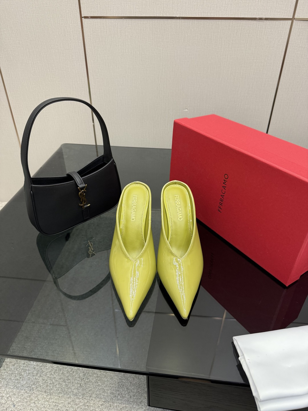 NO:668508,FERRAGAMO toe-shaped special-shaped heel sandals are partly made of extraordinary soft nappa leather. After a new interpretation, they are transformed into unique and sculptural unique heels, with tonal finishes, decorated with rubberized details and excellent grip. Patent leather upper, sheepskin lining, full genuine leather outsole, heel height 9.5cm, size 35-41 (40.41 custom-made), semi-sliding high heels, ferragamo, high heels, sheepskin19860909FERRAGAMO包头异形跟凉拖 部分采用柔软不凡的纳帕皮制成.经由焕新诠释,化为独具雕塑感的别致鞋跟,呈现同色调饰面,饰有浸胶细节,出众的抓地力. 鞋面漆皮 内里羊皮 大底全真皮 跟高9.5cm 码数35-41（40.41定做）,半拖高跟鞋,ferragamo,high heels,sheepskin,Women's Shoes