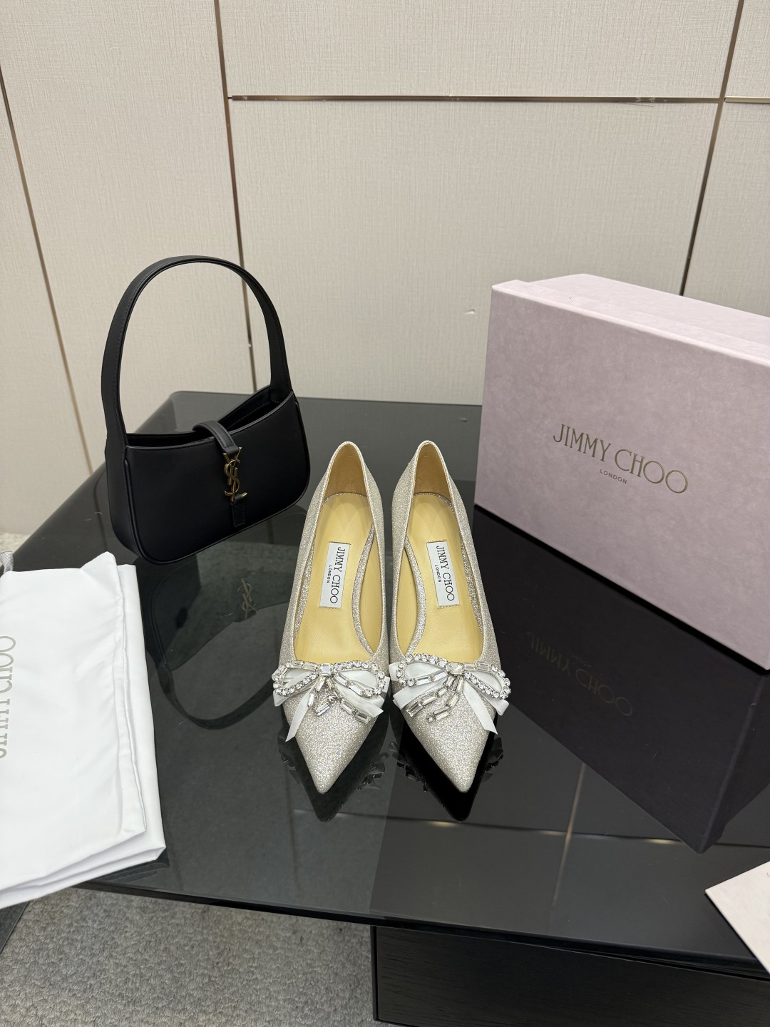 NO:668159,Jimmy Choo26WF new early spring pointed-toe rhinestone bow high-heeled shoes, where retro elegance and modern sparkle collide. The toe is decorated with hand-inlaid Czech rhinestone bows. The diamonds are firmly attached through high-temperature hot-pressing technology. They reflect the star-like brilliance between the flow of light and shadow. Eye-catching highlights of blingbling are everywhere in every gesture. Smart butterflies seem to inject romantic vitality into the shoes.  The calm block heel design combines stability and elegance. Whether paired with a French satin long skirt to create a gentle evening style, or paired with neat suit pants to create a strong heroine in the workplace, or paired with casual denim to release casual charm, it can be seamlessly integrated into multiple dressing scenarios. With its luxurious texture and smart design, this pair of shoes makes every step the focus, hiding the retro charm accumulated by time, and also highlighting the current modern attitude, interpreting the rich charm and ultimate sophistication of women.  The fabric is made of original customized leather, and the lining is made of sheepskin. Italian imported genuine leather outsole size35-39 (customized on 34/4/41), high-heeled shoes, jimmy choo, high heels, skirts, business suit, sheepskin, Leather soles19860909Jimmy Choo26WF早春新品尖头 水钻蝴蝶结高跟鞋 当复古优雅与摩登闪耀撞个满怀 鞋头缀以手工镶嵌的捷克水钻蝴蝶饰结 颗颗晶钻经高温热压工艺牢牢贴合 在光影流转间折射出星河般的璀璨光泽 举手投足间皆是blingbling的吸睛亮点 灵动蝴蝶仿佛为鞋履注入浪漫生机 沉稳粗跟设计兼顾稳当脚感与优雅增高 无论是搭配法式缎面长裙演绎温柔晚宴风 还是衔接利落西装裤打造职场大女主气场 亦或是适配休闲牛仔释放随性魅力, 都能无缝融入多元穿搭场景. 这双鞋以奢华质感与灵动设计 让每一次迈步都成为焦点 藏起时光沉淀的复古韵味 亦彰显当下的摩登态度 诠释属于女性的丰蕴魅力与极致精致. 面料采用原版定制皮料 内里踮脚均为羊皮 意大利进口真皮大底 size35-39（34/4/41定制）,高跟鞋单鞋,jimmy choo,high heels,skirts,business suit,sheepskin,Leather soles,Women's Shoes