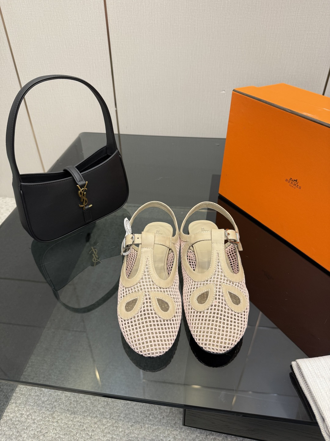 NO:668157,Hermès/Hermès 25WF new mesh hollow pig-nosed flat sandals When 1837 Parisian craftsmanship meets summer aesthetics, these sandals debut with a light attitude. It breaks the stereotype of luxury shoes and integrates the brand’s equestrian genes with contemporary relaxed aesthetics. It uses the transparency of the mesh, the pig-nose design and the freedom of flat soles to redefine the high-end paradigm of summer shoes, allowing every step to strike a balance between comfort and style.  It has become the most touching style footnote in the season. The high-precision Lycra mesh imported from France is selected and processed by the special process of the Hermès workshop to achieve an excellent experience of ventilation and airtightness. It can also keep the feet dry and breathable even at 35℃ high temperature. The main body of the shoe is outlined with neat hollow lines, which not only reduces the heaviness of summer wear, but also cleverly modifies the foot shape with geometric tailoring, giving a slender and delicate visual effect to wide feet and fleshy feet.  Every edge has been polished by hand, showing the century-old brand's obsession with details. As the brand's iconic pig nose element, simple and rounded curved lines embody Hermès' pursuit of practical aesthetics. It is a comfortable companion for daily commuting, a style expression for vacation enjoyment, and a confidence for walking on the street. It is also a classic that can still shine despite changes in trends, reminding every wearer that true luxury is not deliberately flamboyant.  It is the calmness and confidence in the heart. The fabric is made of original customized mesh. The inner tiptoe is made of sheepskin. The genuine leather outsole imported from Italy size35-39 (customized 40/41), sandals, hermes, hermes, sandals, sheepskin, Leather soles19860909Hermès/爱马仕25WF新品网面镂空 猪鼻子平底凉鞋 当1837年的巴黎匠艺邂逅夏日美学 这双凉鞋以轻盈姿态登场. 它打破奢华鞋履的刻板印象 将品牌马术基因与当代松弛感美学相融 用网面的通透、猪鼻设计与平底的自在 重新定义夏日鞋履的高阶范式 让每一步都踏在舒适与格调的平衡点上 成为季节里最动人的风格注脚. 甄选法国进口高精密莱卡网面 经爱马仕工坊特殊工艺处理 实现透风透气不透纱的绝佳体验 35℃高温下也能让双脚保持干爽呼吸 鞋身主体以利落镂空线条勾勒 既减少了夏日穿着的厚重感 又以几何剪裁巧妙修饰脚型 让宽脚、肉脚也能纤细秀气的视觉效果 每一处边缘都经过手工打磨 尽显百年品牌的细节执念. 作为品牌标志性猪鼻子元素 以简约圆润的弧形线条 复刻着爱马仕对实用美学的追求 它是日常通勤时的舒适伴侣 是度假享乐时的风格表达 是街头漫步时的自在底气 更是历经潮流更迭仍能熠熠生辉的经典之作 提醒着每一位穿着者真正的奢华 是不刻意张扬 是骨子里的从容与自信. 面料采用原版定制网面 内里踮脚均为羊皮 意大利进口真皮大底 size35-39（40/41定制）,凉鞋,hermes,hermes,sandals,sheepskin,Leather soles,Women's Shoes