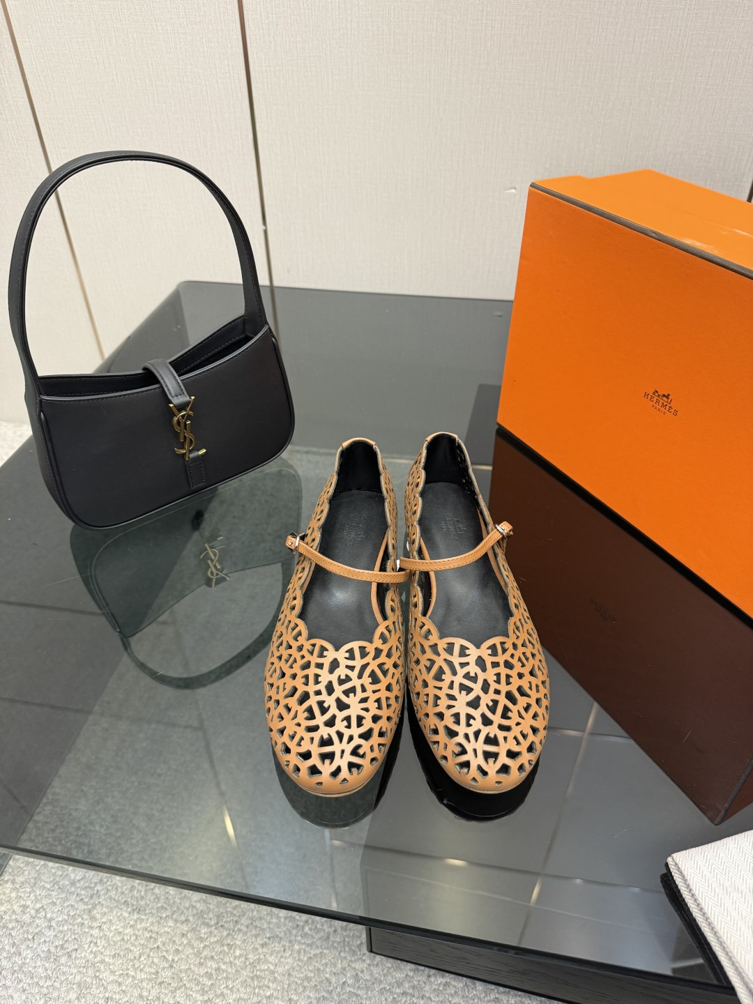 NO:668153,Hermès/Hermès 25WF new hollowed-out carved pig nose flat Mary Jane shoes. When the Parisian craftsmanship of 1837 meets modern aesthetics, this pair of Mary Jane shoes is reborn as a classic. It combines the practical essence of the brand’s equestrian genes and century-old carving craftsmanship with the retro heritage of Mary Jane shoes. It uses the iconic design of the hollow carved pig nose to redefine the high-end paradigm of cross-season shoes.  Let every step be on the balance point of texture and romance, becoming the cornerstone of texture in the wardrobe that spans time. It is a comfortable companion for daily commuting, a style expression for vacation enjoyment, a comfortable confidence when strolling on the street, and a classic that can still shine despite changes in trends. It reminds every wearer that true luxury is not deliberately flamboyant, but is calm and confident in the bones. The fabric is made of original custom leather, and the inner toes are all sheepskin.  Italian imported leather outsole size 35-39 (customized 40/41), single shoes, hermes, hermes, mary jane, sheepskin, Leather soles19860909Hermès/爱马仕25WF新品镂空雕花 猪鼻子平底玛丽珍鞋 当1837年的巴黎匠魂邂逅摩登美学 这双玛丽珍鞋以经典之姿焕新登场. 它将品牌马术基因中的实用精髓、 百年雕刻工艺与玛丽珍鞋的复古底蕴相融, 用镂空雕花猪鼻的标志性设计 重新定义跨季鞋履的高阶范式 让每一步都踏在质感与浪漫的平衡点上 成为衣橱中跨越时光的质感基石. 它是日常通勤时的舒适伴侣 是度假享乐时的风格表达 是街头漫步时的自在底气 更是历经潮流更迭仍能熠熠生辉的经典之作 提醒着每一位穿着者真正的奢华 是不刻意张扬 是骨子里的从容与自信. 面料采用原版定制皮料 内里踮脚均为羊皮 意大利进口真皮大底 size35-39（40/41定制）,单鞋,hermes,hermes,mary jane,sheepskin,Leather soles,Women's Shoes