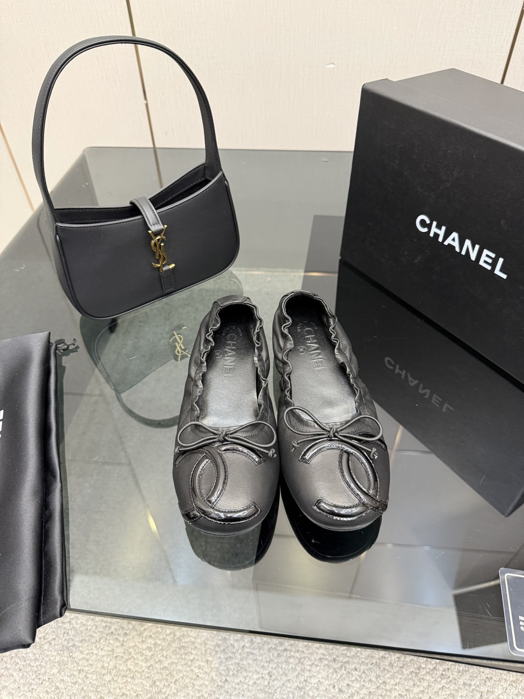 NO:668156,CHANE*｜Xiaoxiang's classic medieval diamond bow ballet shoes. When the password of the diamond pattern meets the agility of ballet, this pair of shoes becomes an elegant carrier of traveling through time. The upper is a delicate interpretation of the brand's iconic diamond pattern. Each quilting embodies the handwork warmth of old craftsmen. It echoes the exquisite large double C logo on the toe, quietly telling the classic inheritance. The leather bow on one side of the shoe body hangs gently and sways slightly with the steps.  Injecting a bit of softness and playfulness into the retro tone is exactly Xiaoxiang's romantic intention hidden in the details. Whether it is paired with a retro plaid skirt to create a French style or with nine-point suit pants to create a commuting style, it can be seamlessly connected. With a low-key and elegant temperament, daily wear becomes a classic model that can withstand the scrutiny of time. The fabric is made of original custom lambskin, and the lining of the toes is made of imported wool. The original molded custom-made non-slip outsole  size35-39 (40/41 customized), single shoes, chanel, skirts, business suit, sheepskin19860909CHANE*｜小香经典中古菱格蝴蝶结 芭蕾舞鞋 当菱格纹的密码邂逅芭蕾的灵动 这双单鞋便成了穿越时光的优雅载体. 鞋面是品牌标志性菱格纹的细腻演绎 每一道绗缝都沉淀着老工匠的手作温度 与鞋头精致的大双C标识相呼应 悄然诉说着经典的传承. 鞋身一侧的皮革蝴蝶结轻轻垂落 走路时随步伐微微晃动 为复古基调注入几分柔媚俏皮 恰是小香藏在细节里的浪漫心机 无论是搭配复古格纹裙演绎法式风情 还是配九分西装裤打造通勤格调 它都能无缝衔接 用低调奢雅的气质 让日常穿搭成为经得起岁月审视的经典范本. 面料采用原版定制小羊皮 内里踮脚均为进口羊毛 原版开模定制防滑大底 size35-39（40/41定制）,单鞋,chanel,skirts,business suit,sheepskin,Women's Shoes