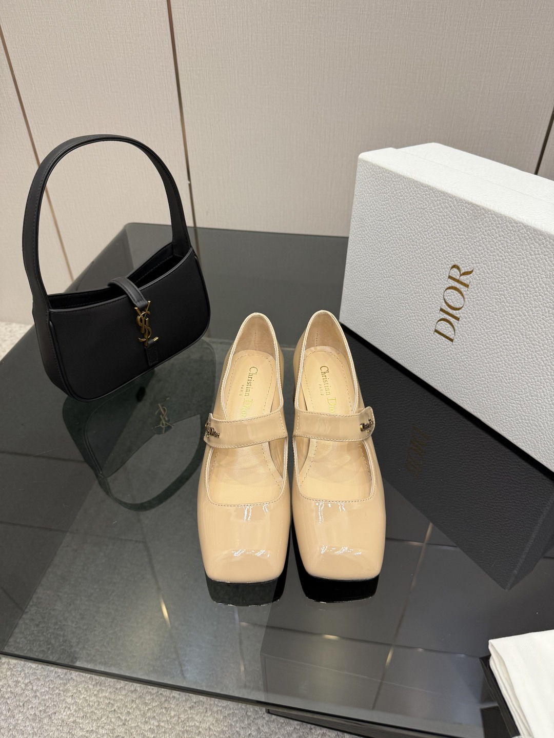 NO:668804,DIOR2025/ Spring and summer new thick heel square toe Mary Jane single shoes and high heels continue the timeless classics of the D family!  This shoe is low-key yet gorgeous, sexy yet not ostentatious. The shape of the shoe is a delicate style that everyone loves. It is very slim. The entire curvature of the side perfectly shows the curve of the foot. It has a mature feminine flavor but also a lively girlish feel. It looks so good on the foot. It is worth recommending. Go material. Patent leather upper, mixed sheepskin lining. Outsole imported from Italy. Cow leather outsole. Heel height 5.5cm. Size 35-39 (40/41/42).  Customization is not returnable), single shoes Mary Jane, dior, dior, mary jane, high heels, cowhide, sheepskin19860909DIOR2025/ 春夏新品粗跟方头 玛丽珍单鞋高跟鞋 延续D家永恒经典！这款鞋低调不失华丽 性感又不显张扬 鞋型是大家都爱的秀气款 非常非常显瘦 侧面整个弧度将脚部曲线完美展现 既有成熟女人味 又不乏一丝活泼少女感, 上脚也太好看了,值得推荐 Go 材质 鞋面漆皮 内里混种羊皮 大底意大利进口牛皮大底 跟高5.5cm 码数35-39（40/41/42 定制不退换）,单鞋玛丽珍,dior,dior,mary jane,high heels,cowhide,sheepskin,Women's Shoes