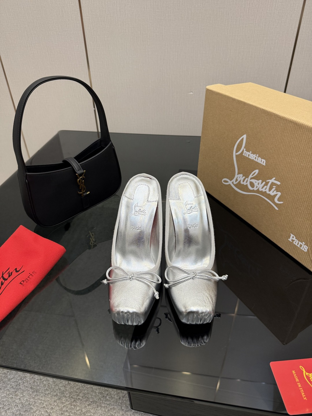 NO:668802,Christian Loubottin 25 new square-toe ballet half-drag high-heeled shoes with high-end strappy high-heeled shoes. 25 latest red-soled shoes. No matter where you put them, they are ordinary, but once you put them on, they are amazing!  CL's red-soled shoes have fascinated many people. They are silently sexy and the sparkling rhinestones make them look like fairies. Who can resist a pair of romantic and atmospheric high heels!  Upper imported silk, cowhide, foot pads sheepskin, outsole genuine leather, heel height 10.5cm, size 35~39 (40.41.42 custom-made, non-returnable, non-exchangeable), high-heeled ballet shoes, christian louboutin, bottega veneta, high heels, cowhide, sheepskin, real silk, Leather soles19860909Christian Loubottin 25新款方头芭蕾半拖高跟鞋 自带高级感绑带高跟鞋 25最新款红底鞋 放在哪里平平无奇,一上脚绝了！CL的红底鞋让很多人痴迷,无言的性感,亮闪闪的水钻妥妥的仙女本仙,谁能拒绝一双浪漫又有氛围感的高跟鞋！ 鞋面进口真丝,牛皮 垫脚羊皮 大底真皮大底 跟高10.5cm 码数35~39（40.41.42定做不退不换）,高跟鞋芭蕾舞鞋,christian louboutin,bottega veneta,high heels,cowhide,sheepskin,real silk,Leather soles,Women's Shoes