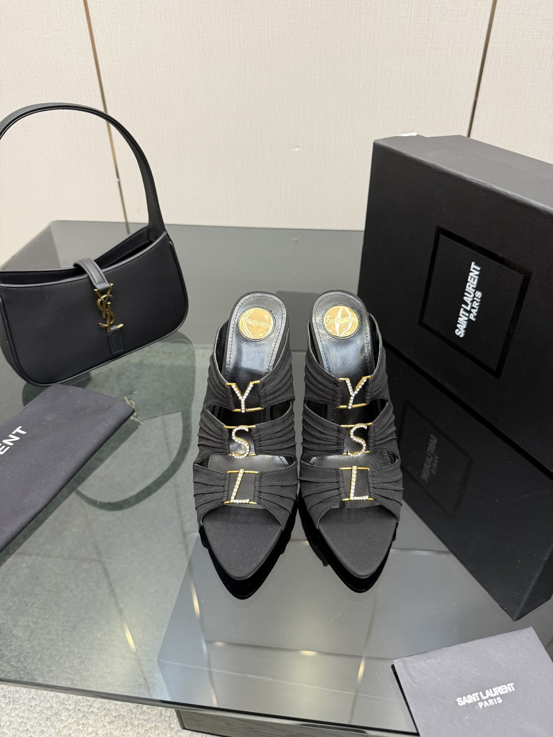 NO:668800,Saint Lauren*YSL Saint Laurent 25ss spring and summer new rhinestone high-heeled slippers, exquisite and fashionable must-have items. The upper is made of original customized leather. The lining is tiptoe mixed sheepskin. Heel height is 10cm. Italian imported genuine leather outsole Size35-39 (40/41 customized), high heels and slippers, saint laurent, saint laurent, saint laurent, high heels, slippers, sheepskin, Leather soles19860909Saint Lauren*YSL圣罗兰25ss 春夏新品水钻高跟拖鞋 精致时髦精必备单品 鞋面采用原版定制皮料 内里踮脚混种羊皮 跟高10cm 意大利进口真皮大底 Size35-39（40/41定制）,高跟鞋拖鞋,saint laurent,saint laurent,saint laurent,high heels,slippers,sheepskin,Leather soles,Women's Shoes