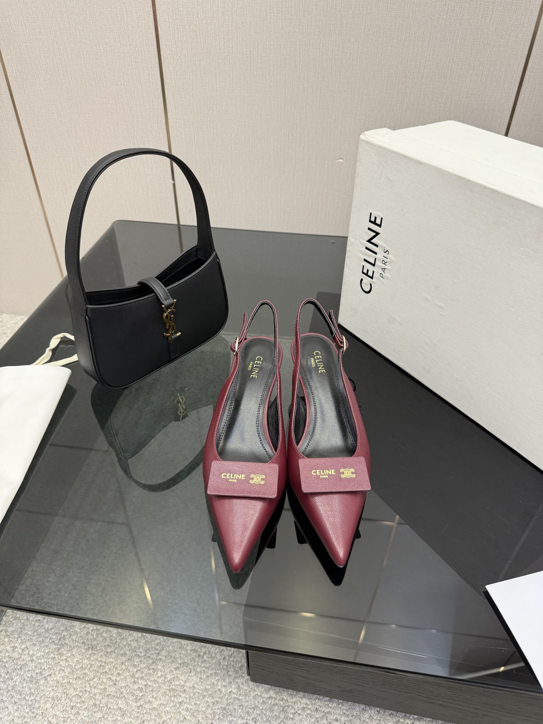 NO:668798,CELINE/Celine square buckle pointed toe sandals, you will fall in love at first glance, cool and a little sexy. The fabric is made of imported calfskin and denim. The inner pads are all sheepskin. Italian imported cowhide outsole Size35-39 (40/41/42 customized), high-heeled sandals, celine, celine, sandals, high heels, cowhide, sheepskin19860909CELINE/赛琳方扣尖头凉鞋 一眼沦陷 酷中带点小性感 面料采用进口小牛皮,牛仔布 内里垫脚均为羊皮 意大利进口牛皮大底 Size35-39（40/41/42定制）,高跟鞋凉鞋,celine,celine,sandals,high heels,cowhide,sheepskin,Women's Shoes