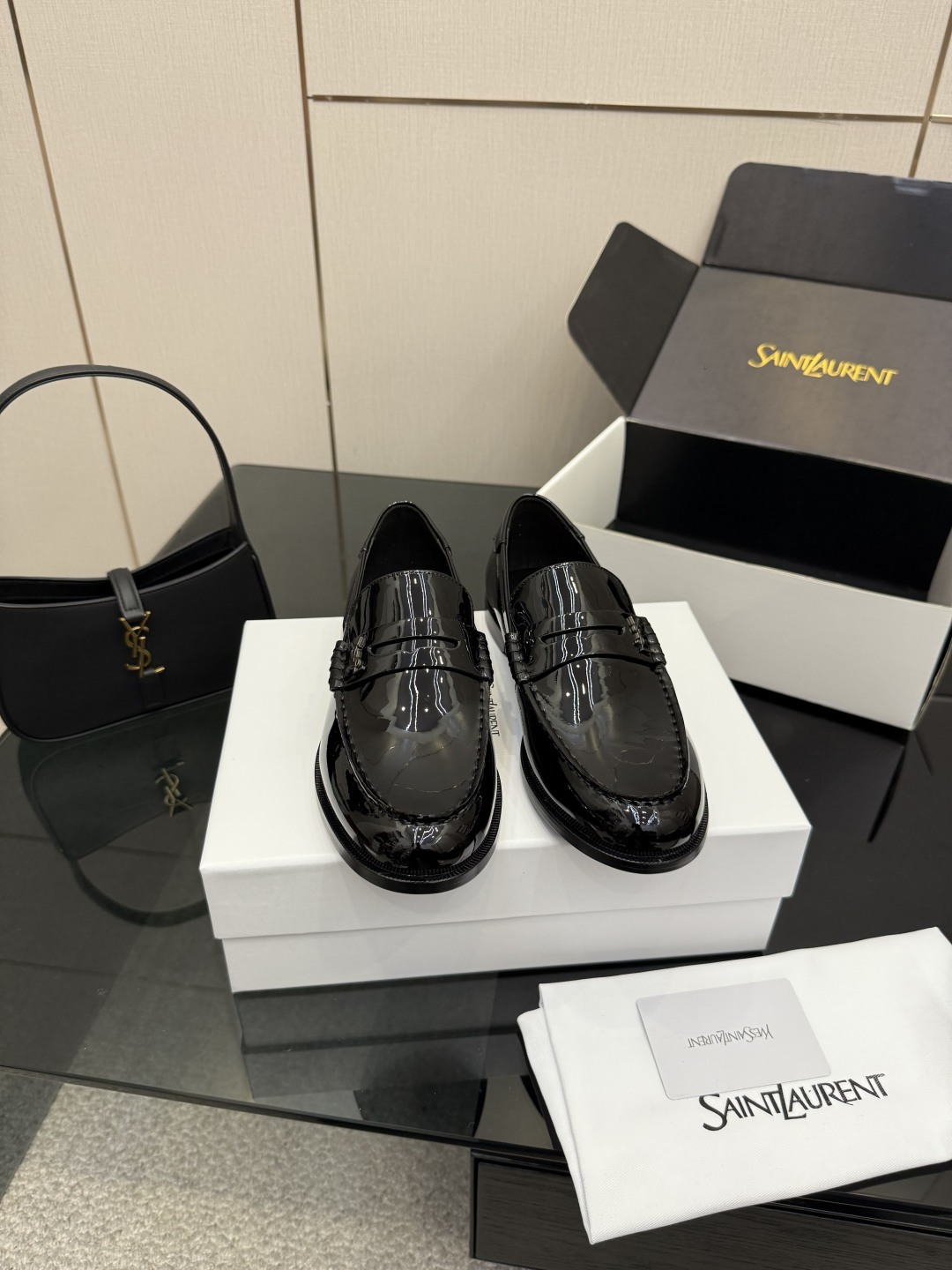 NO:707232,New layout for women and men Saint Lauren*YSL Saint Laurent 25ss new product YSL small logo loafers. The iconic small logo is the soul of this pair of shoes. It is presented on the shoe body in a low-key and delicate manner. Different from the big and flamboyant logo, it is quiet but eye-catching. It outlines YSL's unique fashion DNA with simple lines and inadvertently reveals the brand's profound heritage. The classic almond-shaped design of the toe cleverly modifies the foot shape.  It visually lengthens the foot line and highlights elegance and delicacy. Whether it is paired with simple wide-leg pants or a playful short skirt, it can be easily controlled to show the charm of different styles and become the finishing touch in the look. The fabric is made of original customized open edge beads and patent leather. The inner foot pads are all sheepskin. Italian imported leather outsole size 34-43 (female 34.40.41.42.43 male 38.46.47 customized), loafers, saint  laurent,saint laurent,saint laurent,loafers,skirts,sheepskin,leather soles19860909新版面女款男款 Saint Lauren*YSL圣罗兰25ss新品 YSL小logo乐福鞋单鞋 标志性的小logo是这双鞋的灵魂所在 以低调而精致的姿态呈现于鞋身之上. 不同于张扬的大标识 它安静却醒目 用简洁线条勾勒出YSL独有的时尚DNA 在不经意间透露出品牌的深厚底蕴 鞋头的经典杏仁形设计 巧妙修饰脚型 在视觉上拉长足部线条 彰显优雅与秀气 . 无论是搭配简约阔腿裤 还是俏皮小短裙 都能轻松驾驭 展现不同风格魅力 成为造型中的点睛之笔. 面料采用原版定制开边珠,漆皮 内里垫脚均为羊皮 意大利进口真皮大底 size34-43（女34.40.41.42.43男38.46.47定制）,乐福鞋,saint laurent,saint laurent,saint laurent,loafers,skirts,sheepskin,Leather soles,Women's Shoes