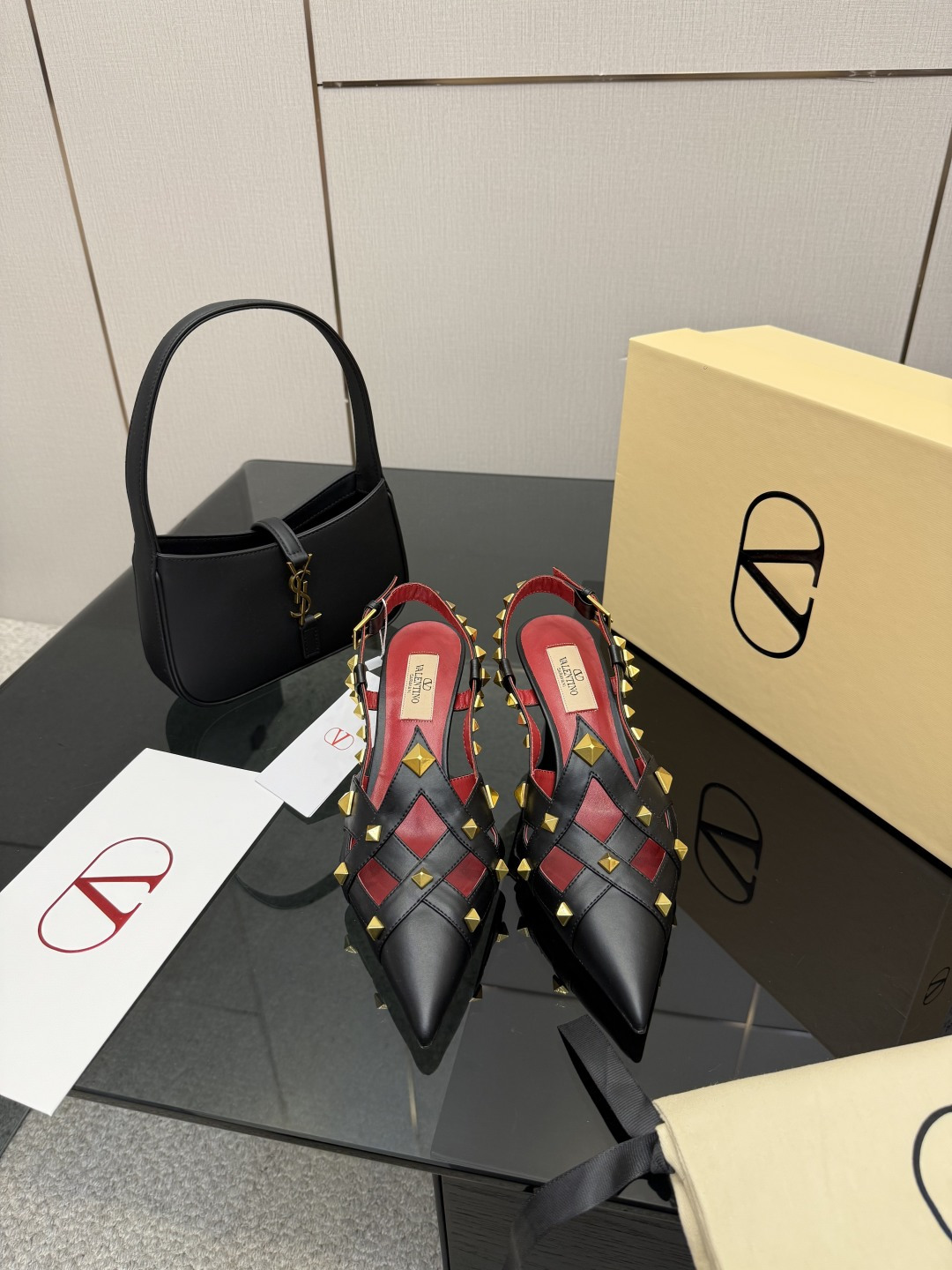 NO:679044,VT Valentino 2026 spring and summer new sandals and high heels are too beautiful and spicy. YANBAN hardware is molded and re-produced. Who can resist this pair of men's shoes? Genuine leather outsole, 7CM size 35-39 (customized 40.41.42 non-refundable), high-heeled sandals, valentino, sandals, high heels, Leather soles19860909VT华伦天奴2026春夏新款凉鞋高跟鞋太美辣YANBAN五金开模,重工还原打造谁能拒绝这双斩男鞋 真皮大底,7CM 码数35-39（定做40.41.42不退不换）,高跟鞋凉鞋,valentino,sandals,high heels,Leather soles,Women's Shoes