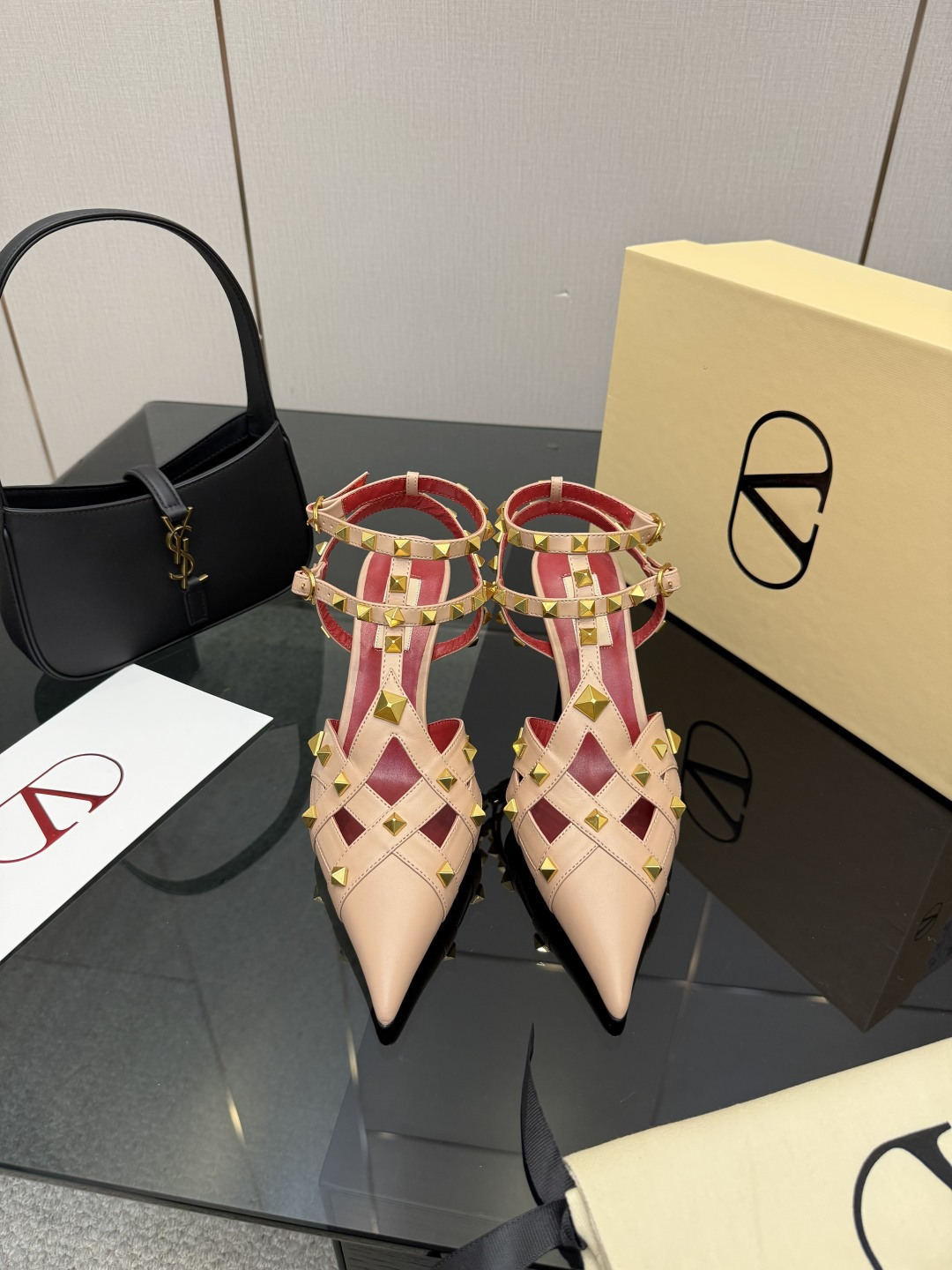 NO:679046,VT Valentino's 2026 spring and summer new sandals and high heels are so beautiful and spicy. YANBAN hardware is molded and re-created. Who can resist this pair of men's shoes? Genuine leather outsole, 9CM size 35-39 (customized 40.41.42 non-refundable), high-heeled sandals, valentino, sandals, high heels, Leather soles19860909VT华伦天奴2026春夏新款凉鞋高跟鞋太美辣YANBAN五金开模,重工还原打造谁能拒绝这双斩男鞋 真皮大底,9CM 码数35-39（定做40.41.42不退不换）,高跟鞋凉鞋,valentino,sandals,high heels,Leather soles,Women's Shoes