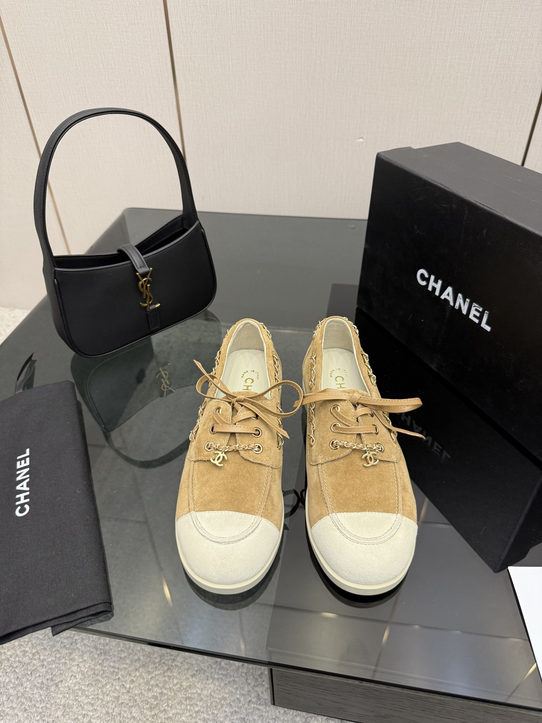 NO:679034,CHANE*｜Xiaoxiang 25P new classic double-c Mary Jane casual shoes. I fell in love with them at first sight. It’s no exaggeration~ This is probably the charm of Xiaoxiang. She always understands girls. Although she looks very cold, she has a unique feeling when paired with black stockings. It is the latest model this year. I have already started to arrange it before it is available at the counter~ I know you will like it. It really looks good on the feet. The rounded last is not picky at all about the shape of the feet. Wide and fat feet also look slimmer.  It is very visually impactful. The upper is made of original customized cowhide and the lining is made of sheepskin. It is super soft and comfortable ~ Size35-39 (customized 40/41), Mary Jane, chanel, mary jane, cowhide, sheepskin19860909CHANE*｜小香25P新品经典 双c玛丽珍休闲鞋 对它一见钟情 不夸张哦～ 这大概就是小香的魅力 总是很懂女生 虽然看上去很冷但配上黑丝袜特有感觉 是今年的最新款来着 专柜还没上我就已经着手安排啦～ 知道你们一定会喜欢 上脚也确实好看 圆尖的楦头对脚型完全不挑 宽胖脚穿也显瘦 视觉上很有冲击感 鞋面采用原版定制牛皮 内里是羊皮材质 巨柔软巨舒服哦～ Size35-39（40/41定制）,玛丽珍,chanel,mary jane,cowhide,sheepskin,Women's Shoes