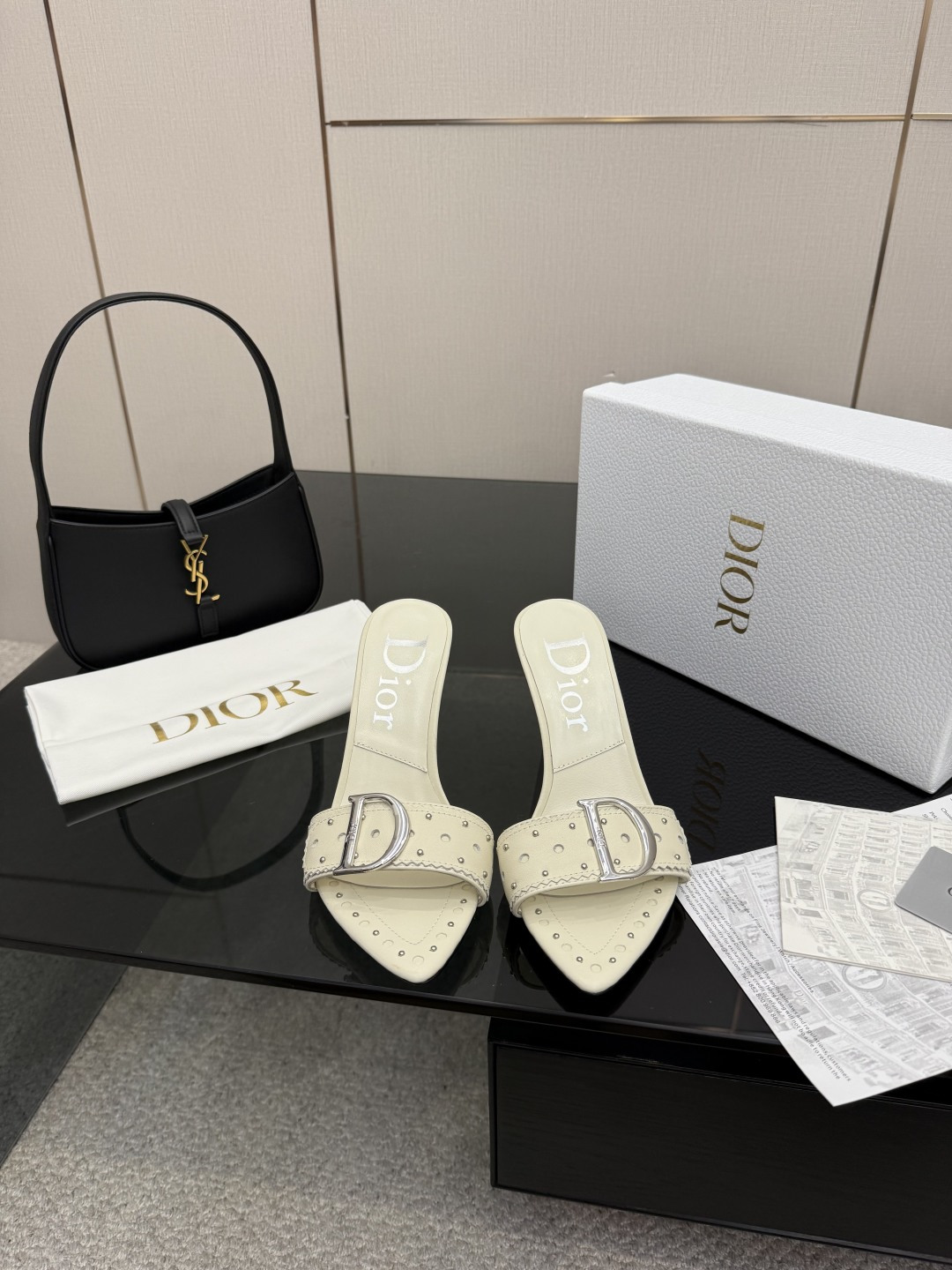 NO:679039,DIOR2025/ Spring and summer new products with mid-century style will make girls’ hearts pop. This model is exactly what girls like. Half-drag high heels continue the D family’s timeless classics!  This shoe is low-key yet gorgeous, sexy yet not ostentatious. The shape of the shoe is a delicate style that everyone loves. It is very slim. The entire curvature of the side perfectly shows the curve of the foot. It has both mature femininity and a lively girly feel. It looks so good on the foot. It is worth recommending. Go Material: Cowhide upper, mixed sheepskin lining, outsole, imported cowhide outsole from Italy, heel height 8.5cm  Size 35–42 (40/41/42 customized, non-refundable), high heels and slippers, dior, dior, high heels, slippers, cowhide, sheepskin19860909DIOR2025/ 春夏新品中古风 少女心爆棚 这款完全长在女生喜欢的点上 半拖高跟鞋 延续D家永恒经典！这款鞋低调不失华丽 性感又不显张扬 鞋型是大家都爱的秀气款 非常非常显瘦 侧面整个弧度将脚部曲线完美展现 既有成熟女人味 又不乏一丝活泼少女感, 上脚也太好看了,值得推荐 Go 材质 鞋面牛皮 内里混种羊皮 大底意大利进口牛皮大底 跟高8.5cm 码数35–42（40/41/42定制不退换）,高跟鞋拖鞋,dior,dior,high heels,slippers,cowhide,sheepskin,Women's Shoes