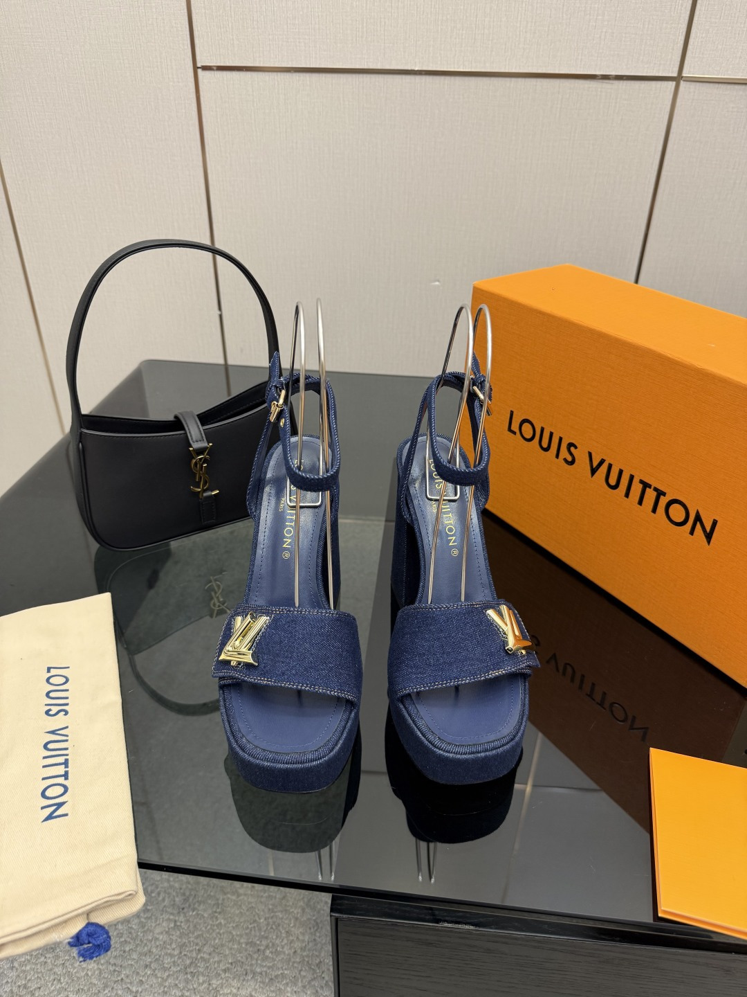 NO:679594,LOUIS VUITTON 2025 early spring new model, top version, original development, second-hand vintage vintage water platform shoes, the counter features the latest square-toe sandals/single shoes, new hard goods, purchasing agent level!  Full of high-end feel!  A popular model among bloggers at home and abroad, it is retro, fashionable and looks great on your feet!  The official website’s main recommendation★ Upper original LV cowhide, patent leather, denim lining imported goatskin lining Original Italian leather outsole Heel height 11cm Water platform 2cm Size 35-39 (40, 41 customization is not returnable), high-heeled sandals, louis vuitton, louis vuitton, louis vuitton, sandals, high heels, cowhide, sheepskin, Leather soles19860909LOUIS VUITTON驴牌 2025早春新款 顶级版本 原版开发 中古Vintage后空水台鞋 专柜主打最新款 方头凉鞋/单鞋硬货上新 代购级别！高级感十足！国内外博主刷爆的一款,复古又时髦上脚美炸了！官网主推款★ 鞋面原版LV牛皮,漆皮,牛仔布 内里进口山羊皮里 大底原版意大利真皮大底 跟高跟高11cm水台2cm 码数35-39（40、41定制不退换）,高跟鞋凉鞋,louis vuitton,louis vuitton,louis vuitton,sandals,high heels,cowhide,sheepskin,Leather soles,Women's Shoes