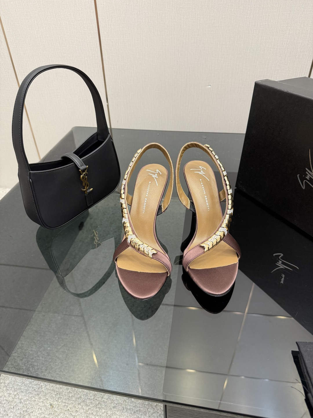 NO:679596,The highest version of Giuseppe Zanotti—SS2025 new product!  GZ Sandals Series 2025 Pointed-toe high-heeled slippers How can you miss a pair of fairy shoes in the light summer? Various small skirts can be matched with each other, and you don’t have to choose your foot shape at all. Fabric silk, leather outsole, size 35-42 (customized for 40, 41, 42) Heel height 9cm, high-heeled sandals, sandals, high heels, slippers, skirts, real silk, Leather soles19860909最高版 Giuseppe Zanotti— SS2025新品！GZ 凉鞋系列 2025尖头高跟拖鞋淡淡的夏日里怎么少得了一双仙女鞋 各种小裙子搭配起来 完全不挑脚型哦 面料真丝 大底真皮大底 码数35-42（40,41,42定制） 跟高9cm,高跟鞋凉鞋,sandals,high heels,slippers,skirts,real silk,Leather soles,Women's Shoes