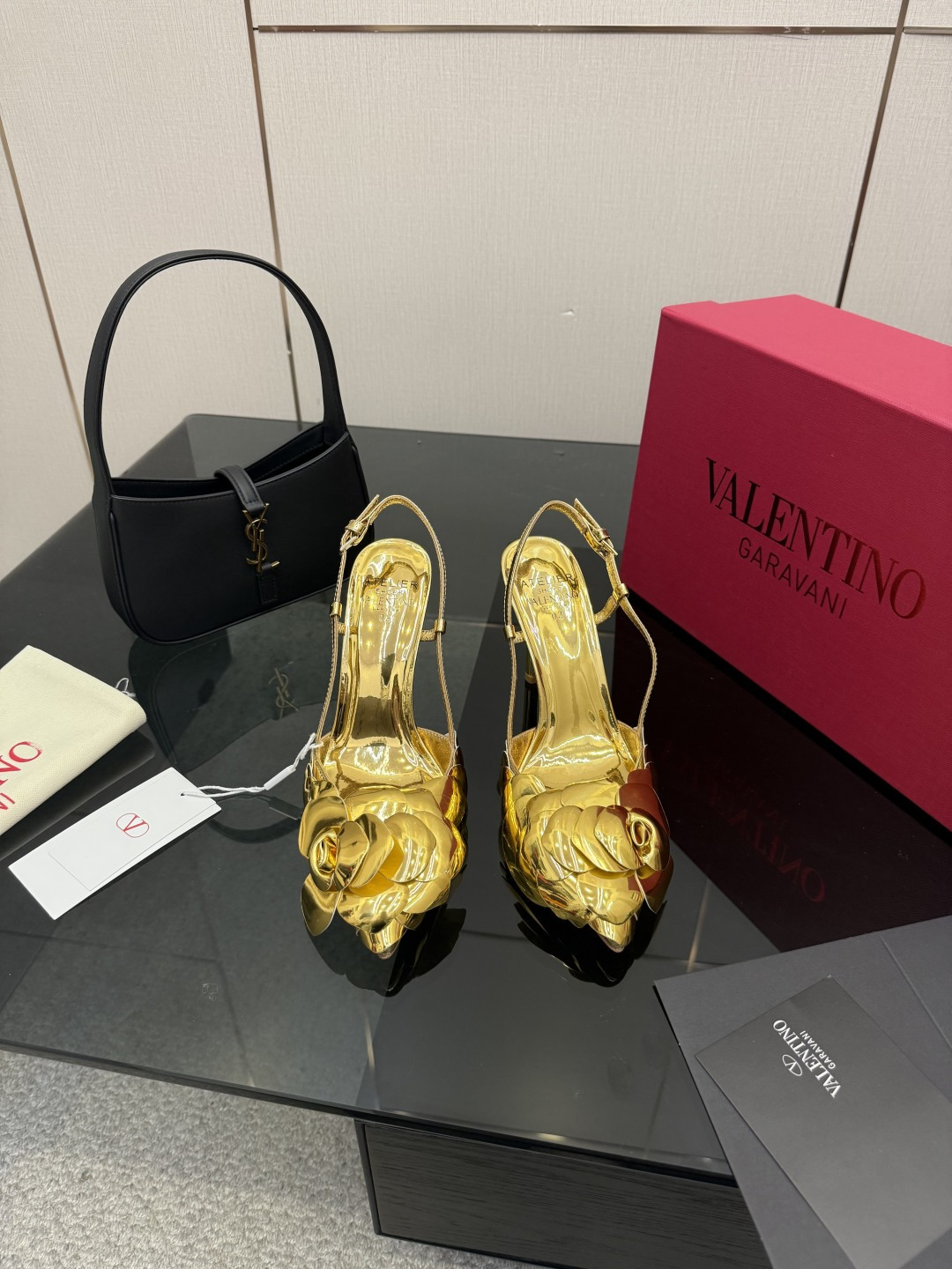 NO:679589,Valen~tino is the latest model on the market, good-looking and versatile, the heel strap with a small bow design is ladylike without losing the capable temperament. It is super comfortable and breathtakingly beautiful on the feet. The upper is a Yuan version of the molded mirror surface. The lining is made of sheepskin. The outsole is made of Italian genuine leather. The heel height is 7.5CM and 9.5CM. The size is 35-39 (40.41.42 is customized and non-refundable). High-heeled sandals, valentino, sandals, high  heels, sheepskin19860909Valen~tino 最新上市的一款,好看又百搭,后跟带加小蝴蝶结设计淑女又不失干练气质上脚超级舒服美到窒息 鞋面yuan版开模镜面 内里垫脚羊皮 大底意大利真皮垫脚 跟高7.5CM和9.5CM 码数35-39（40.41.42定做不退换）,高跟鞋凉鞋,valentino,sandals,high heels,sheepskin,Women's Shoes