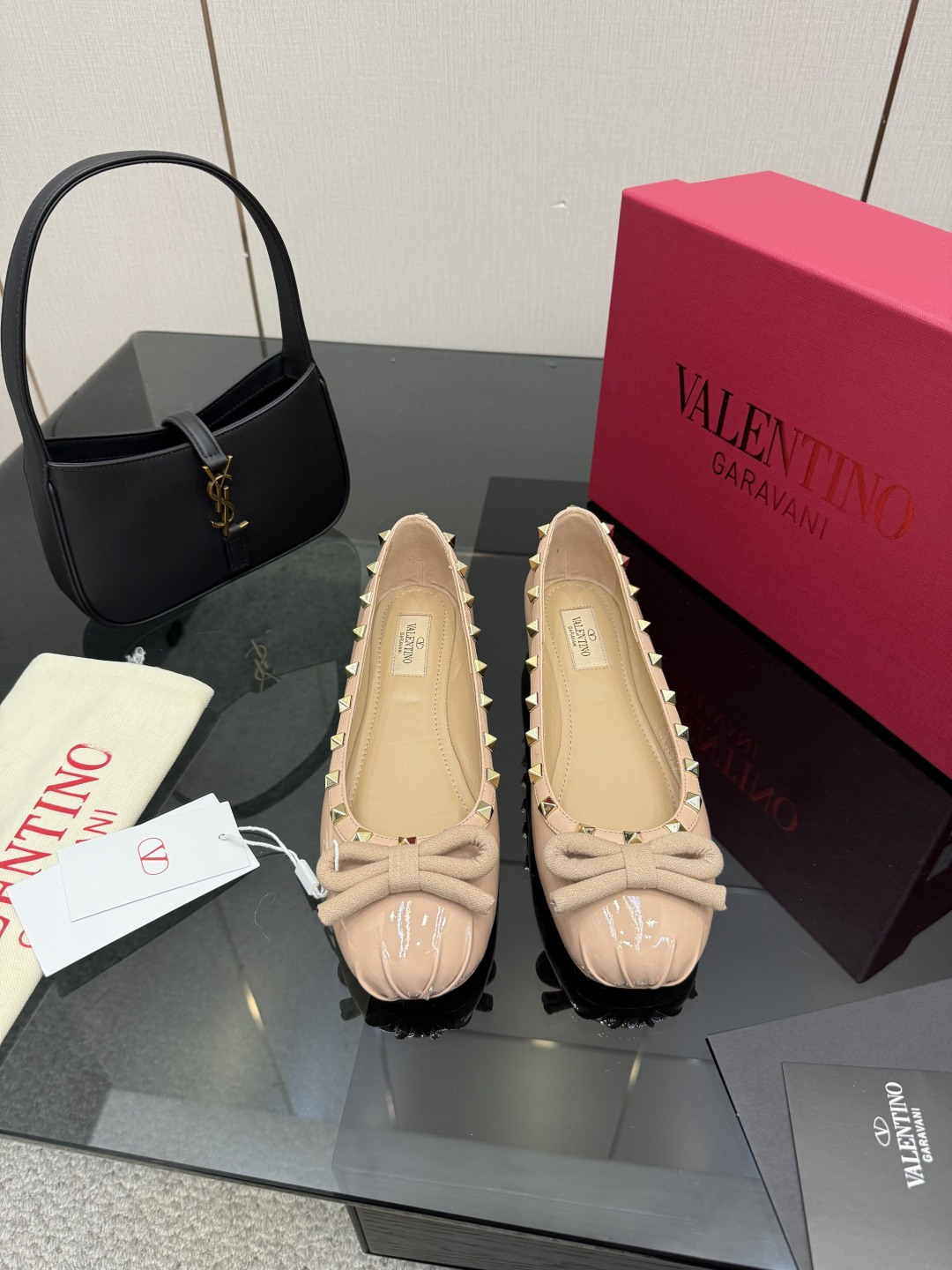 NO:679580,VALENTIN* new Mary Jane shoes are sweet and age-reducing. They are eye-catching. They are simply the perfect match for sweetness and coolness. They can be salty or sweet. The upper is recycled patent leather. The lining is sheepskin outsole. Italian genuine leather outsole. Size: 35-39 (40, 41, 42, custom-made, non-returnable, non-exchangeable), single shoes, valentino, mary jane, sheepskin, Leather soles19860909VALENTIN*新款玛丽珍单鞋 甜美又减龄 让人眼前一亮 简直就是甜美酷酷的完美适配 可盐可甜 鞋面再生漆皮 内里垫脚羊皮 大底 意大利真皮大底 码数35-39（40 41 42定做不退不换）,单鞋,valentino,mary jane,sheepskin,Leather soles,Women's Shoes