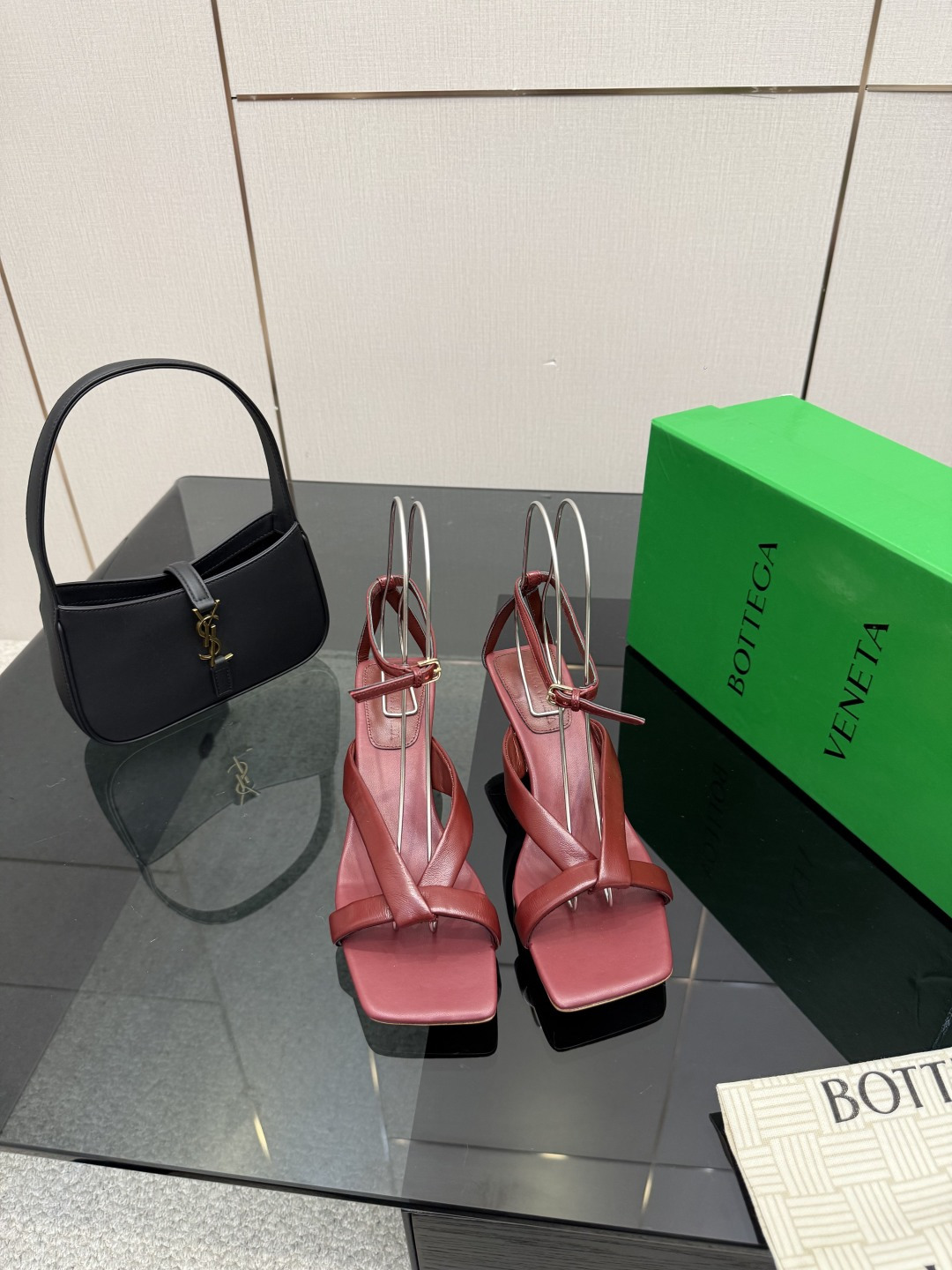 NO:679572,Bottega Veneta top version 2025 new product launch. The square toe is both domineering and fashionable. It is highly recommended by foreign Internet celebrities and bloggers. It is a long-leg artifact. The shoe last has been adjusted for several months. The rubber sole is light, durable and non-slip. Sheepskin upper, sheepskin lining, and sheepskin foot pads. Code number 35-43, (custom code 40.41.42.43) Italian genuine leather outsole, high-heeled sandals, bottega  veneta,sandals,high heels,sheepskin,leather soles19860909Bottega Veneta顶级版本 2025新品上市 方头鞋头既霸气又时尚,国外网红,博主强推 大长腿神器 鞋楦经数月调试胶粒皮底,轻便耐穿防滑. 鞋面羊皮 内里羊皮 垫脚羊皮 码数35-43 ,(订做码40.41.42.43)意大利真皮大底,高跟鞋凉鞋,bottega veneta,sandals,high heels,sheepskin,Leather soles,Women's Shoes