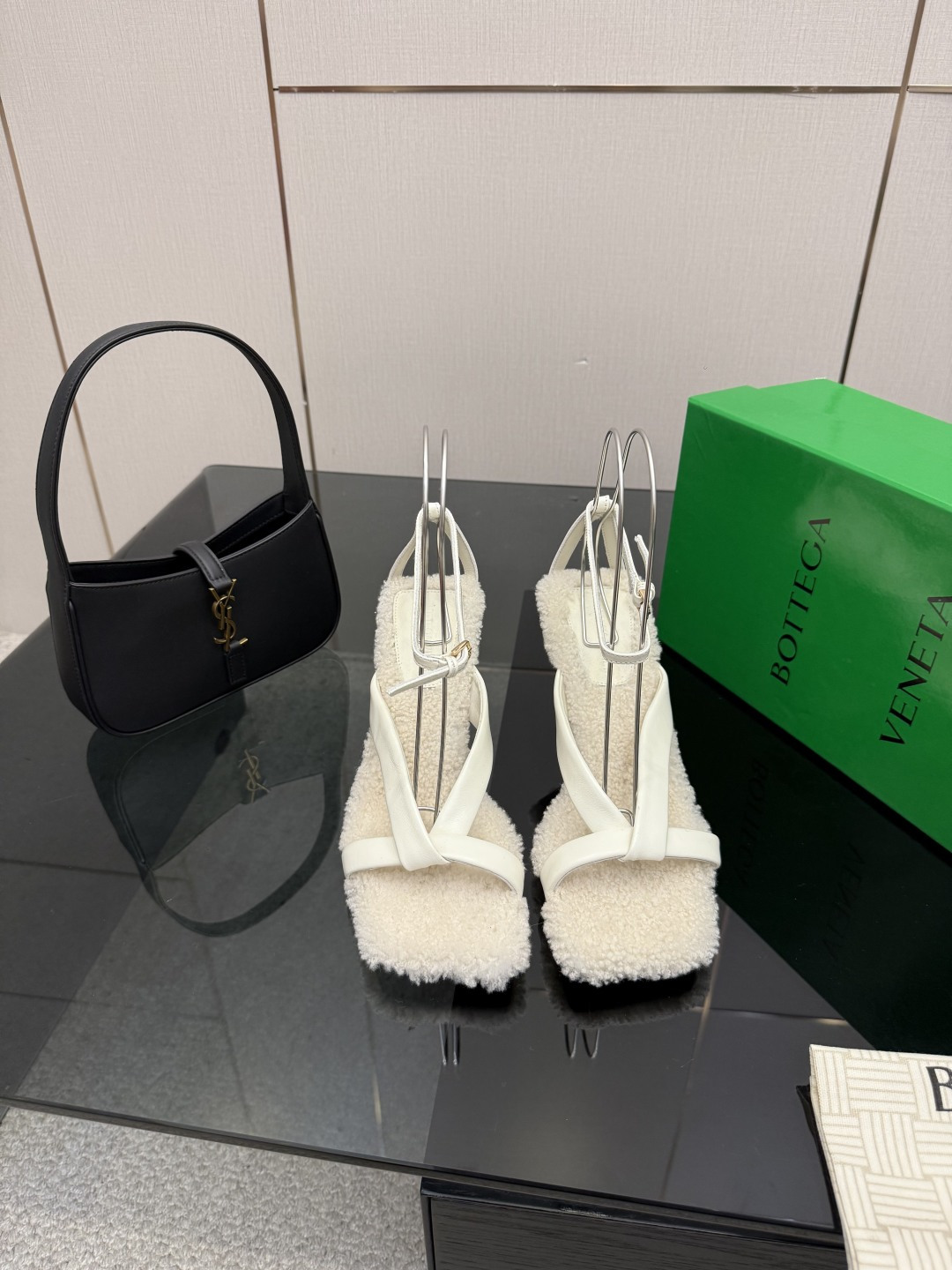 NO:679576,Bottega Veneta top version 2025 new product launch. The square toe is both domineering and fashionable. It is highly recommended by foreign Internet celebrities and bloggers. It is a long-leg artifact. The shoe last has been adjusted for several months. The rubber sole is light, durable and non-slip. Sheepskin upper, sheepskin lining, wool padding, code number 35-43, (customized code 40.41.42.43) Italian genuine leather outsole, high-heeled sandals, bottega  veneta,sandals,high heels,sheepskin,leather soles19860909Bottega Veneta顶级版本 2025新品上市 方头鞋头既霸气又时尚,国外网红,博主强推 大长腿神器 鞋楦经数月调试胶粒皮底,轻便耐穿防滑. 鞋面羊皮 内里羊皮 垫脚羊毛 码数35-43 ,(订做码40.41.42.43)意大利真皮大底,高跟鞋凉鞋,bottega veneta,sandals,high heels,sheepskin,Leather soles,Women's Shoes